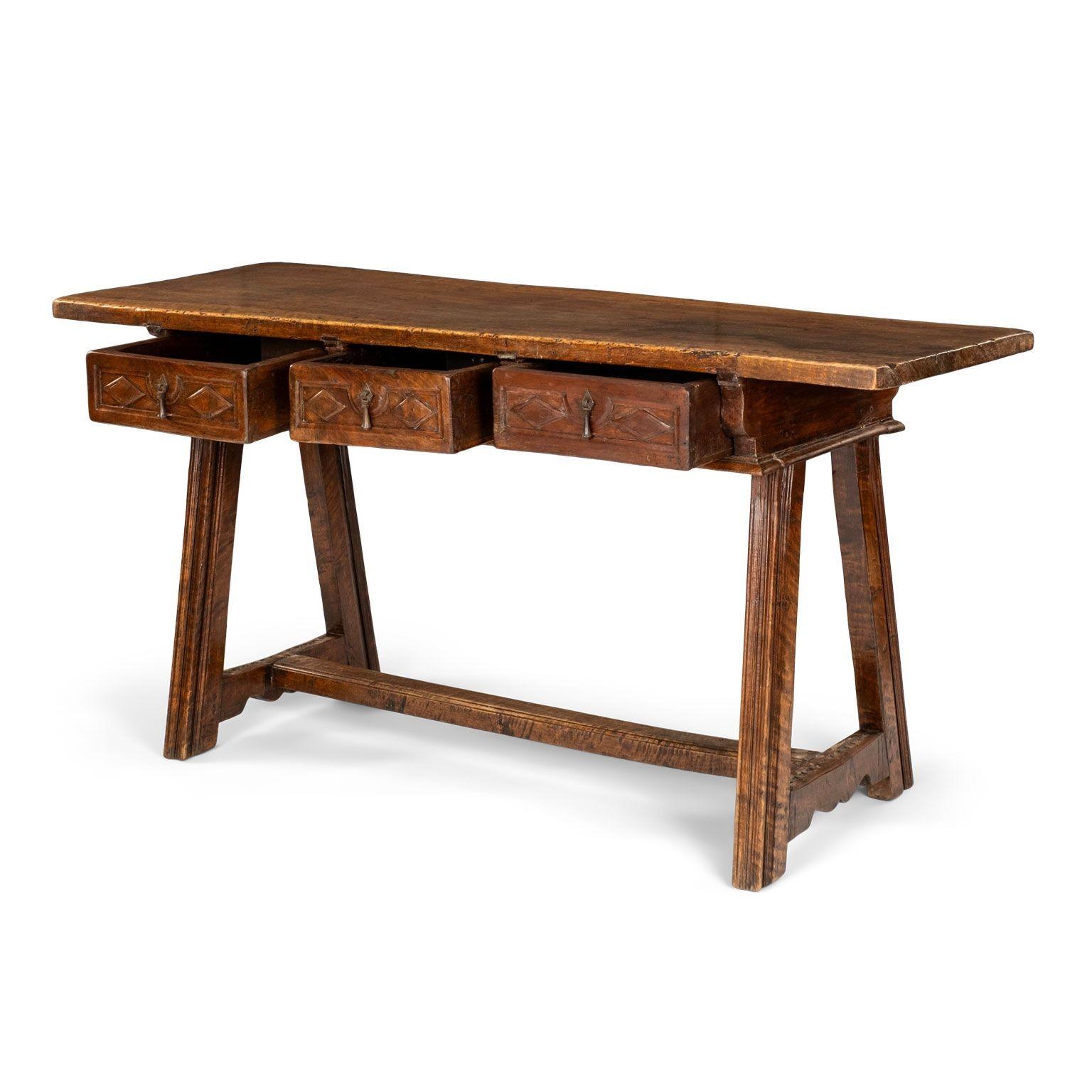 Table à écrire en noyer du XVIIIe siècle en vente 4