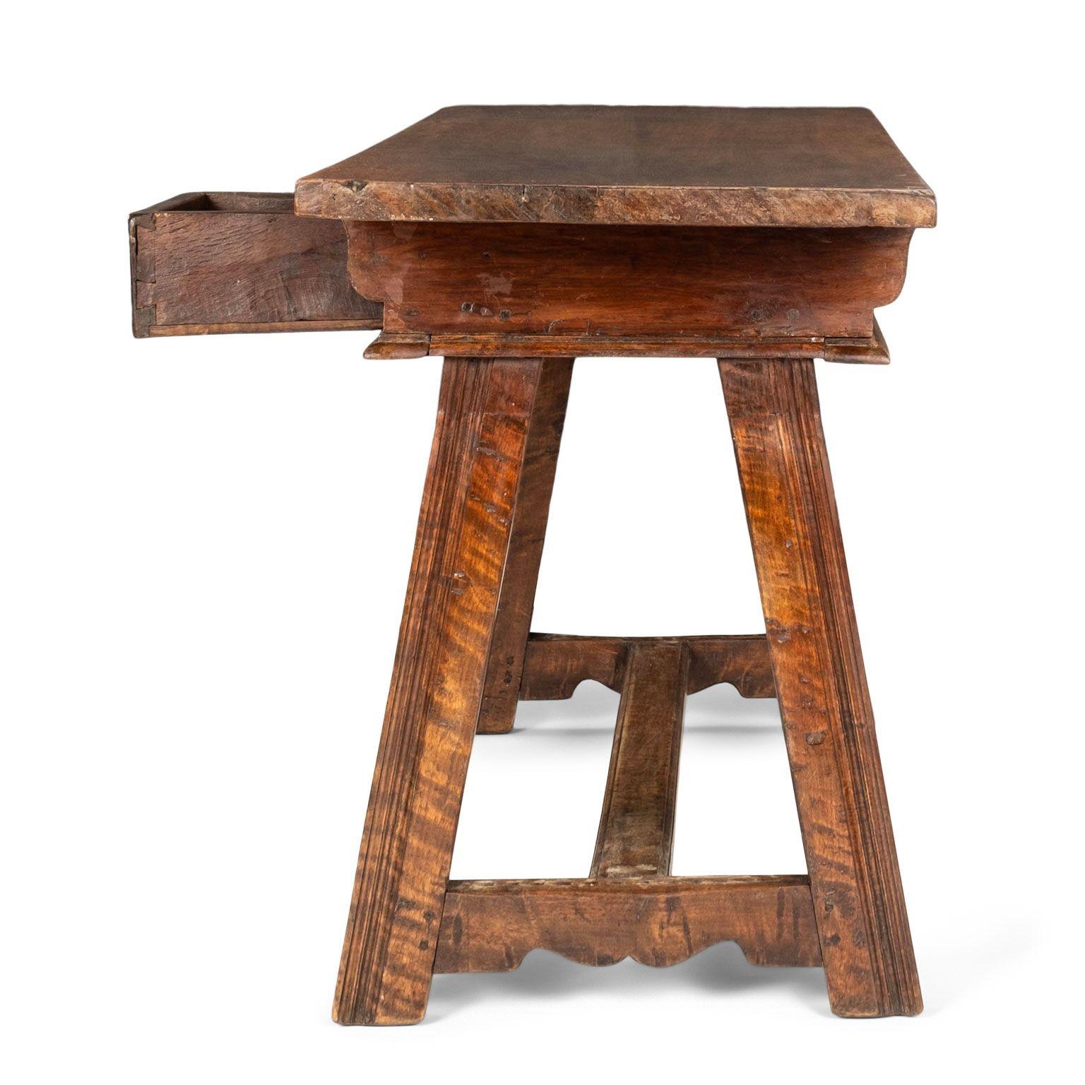 Table à écrire en noyer du XVIIIe siècle en vente 6