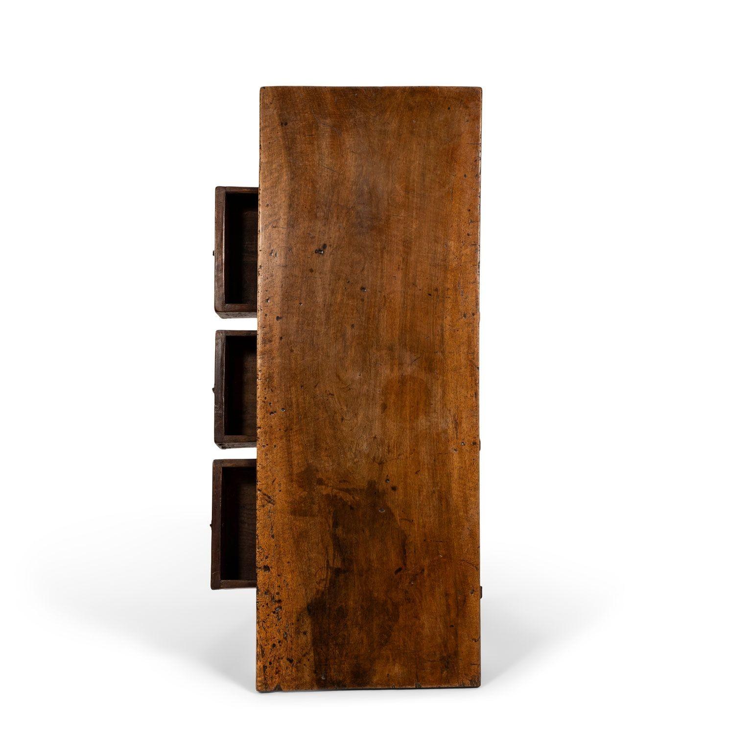 Table à écrire en noyer du XVIIIe siècle en vente 7