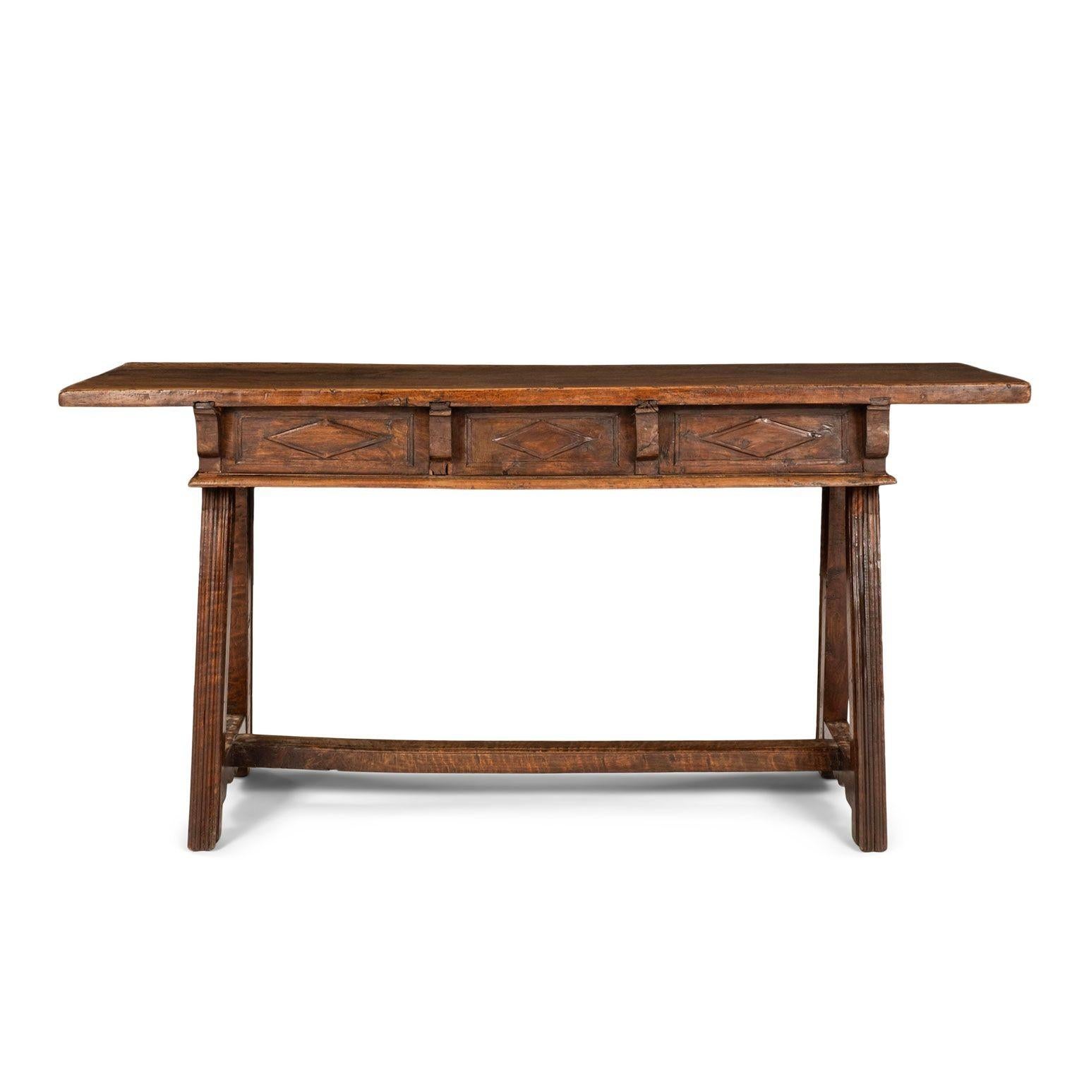 Table à écrire en noyer du XVIIIe siècle en vente 8