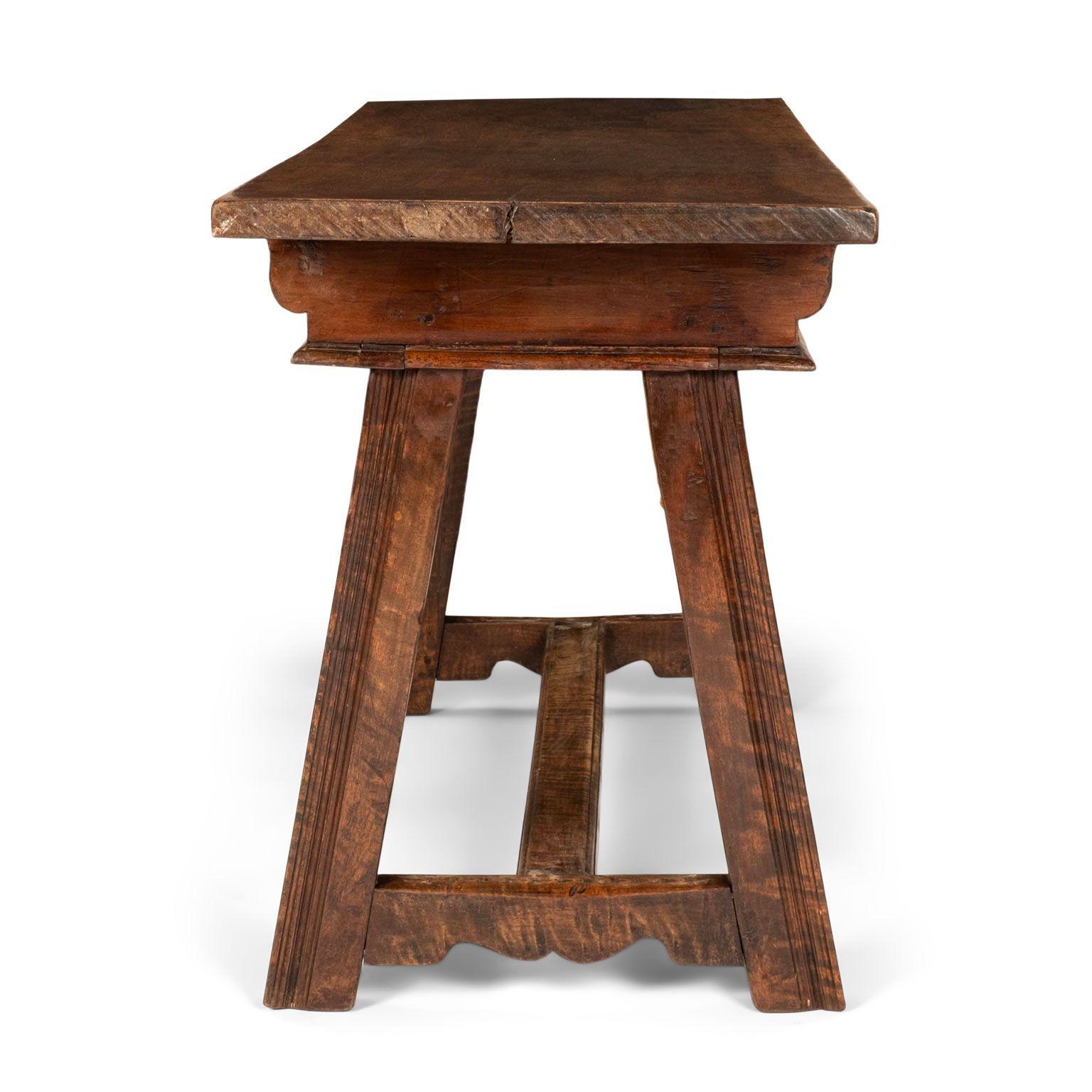 Table à écrire en noyer du XVIIIe siècle en vente 10