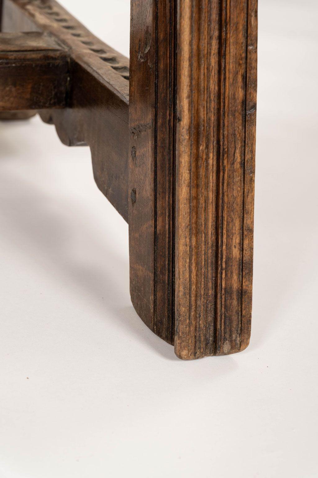 Table à écrire en noyer du XVIIIe siècle en vente 11