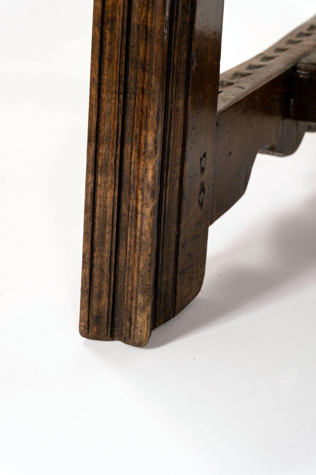 Table à écrire en noyer espagnol du XVIIIe siècle, avec un plateau solide en une seule planche et trois tiroirs sur des supports évasés. Convient pour une utilisation en tant que console ou bureau.