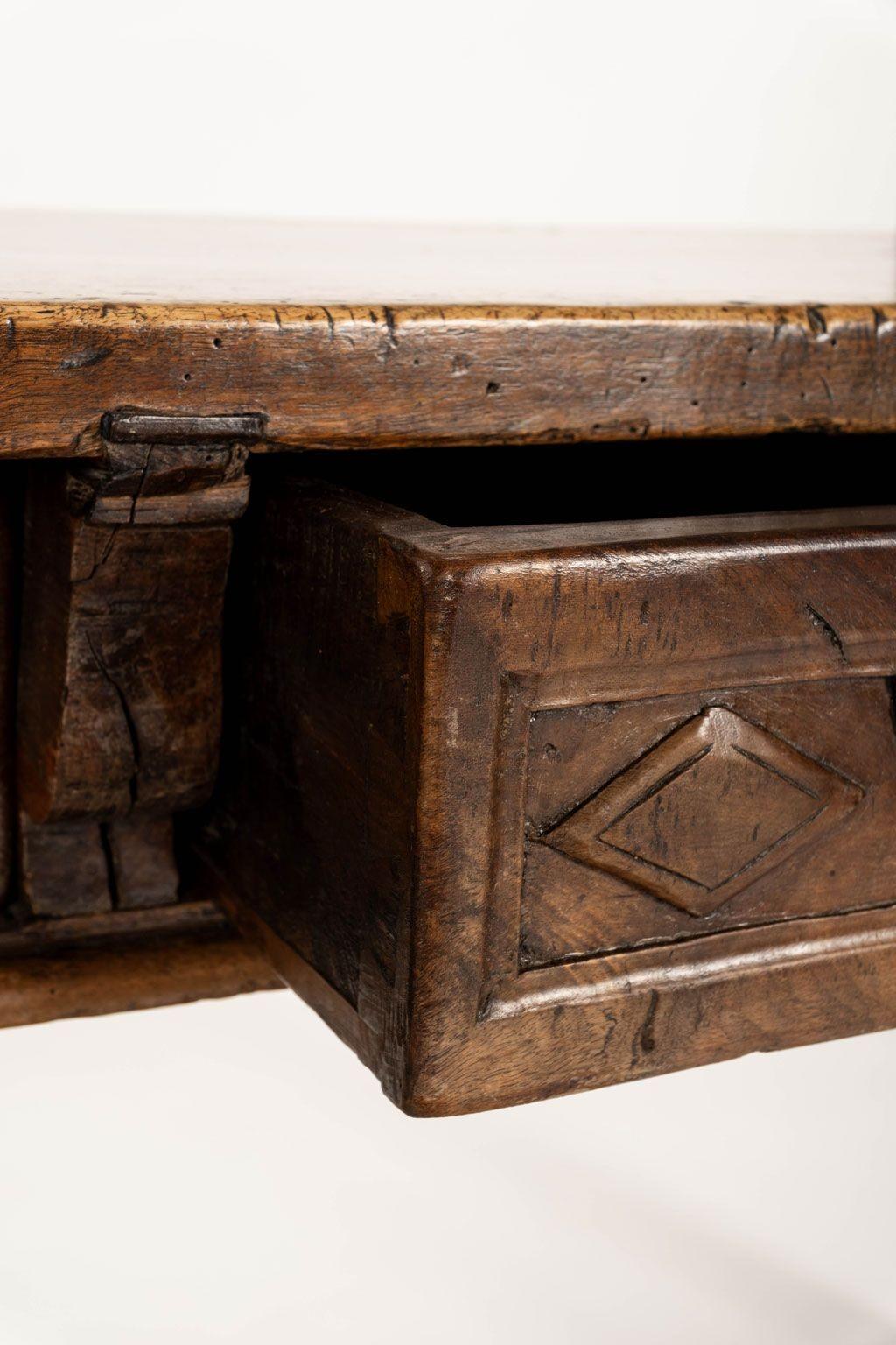 Table à écrire en noyer du XVIIIe siècle en vente 13