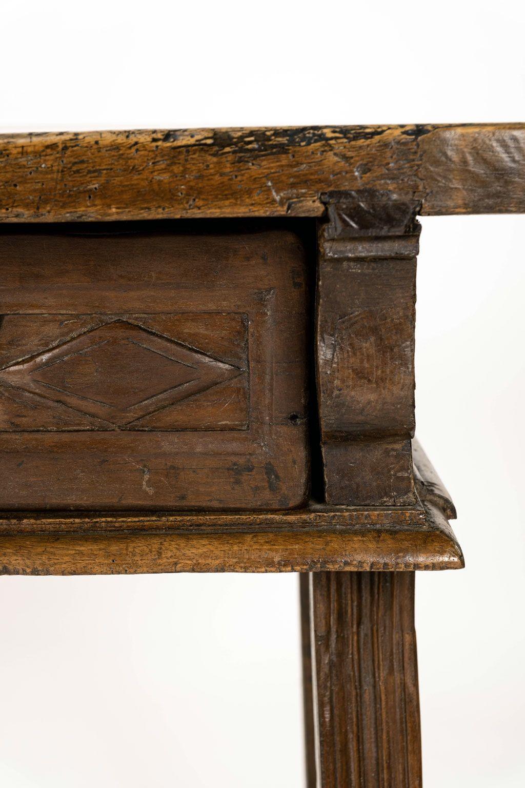 Table à écrire en noyer du XVIIIe siècle Bon état - En vente à Houston, TX