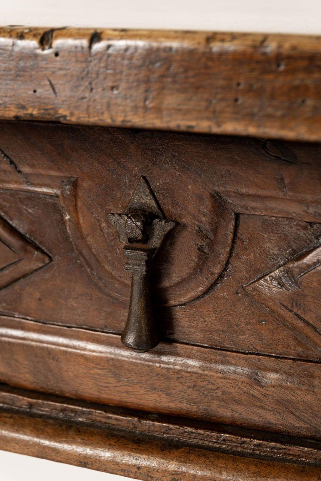 Table à écrire en noyer du XVIIIe siècle en vente 2