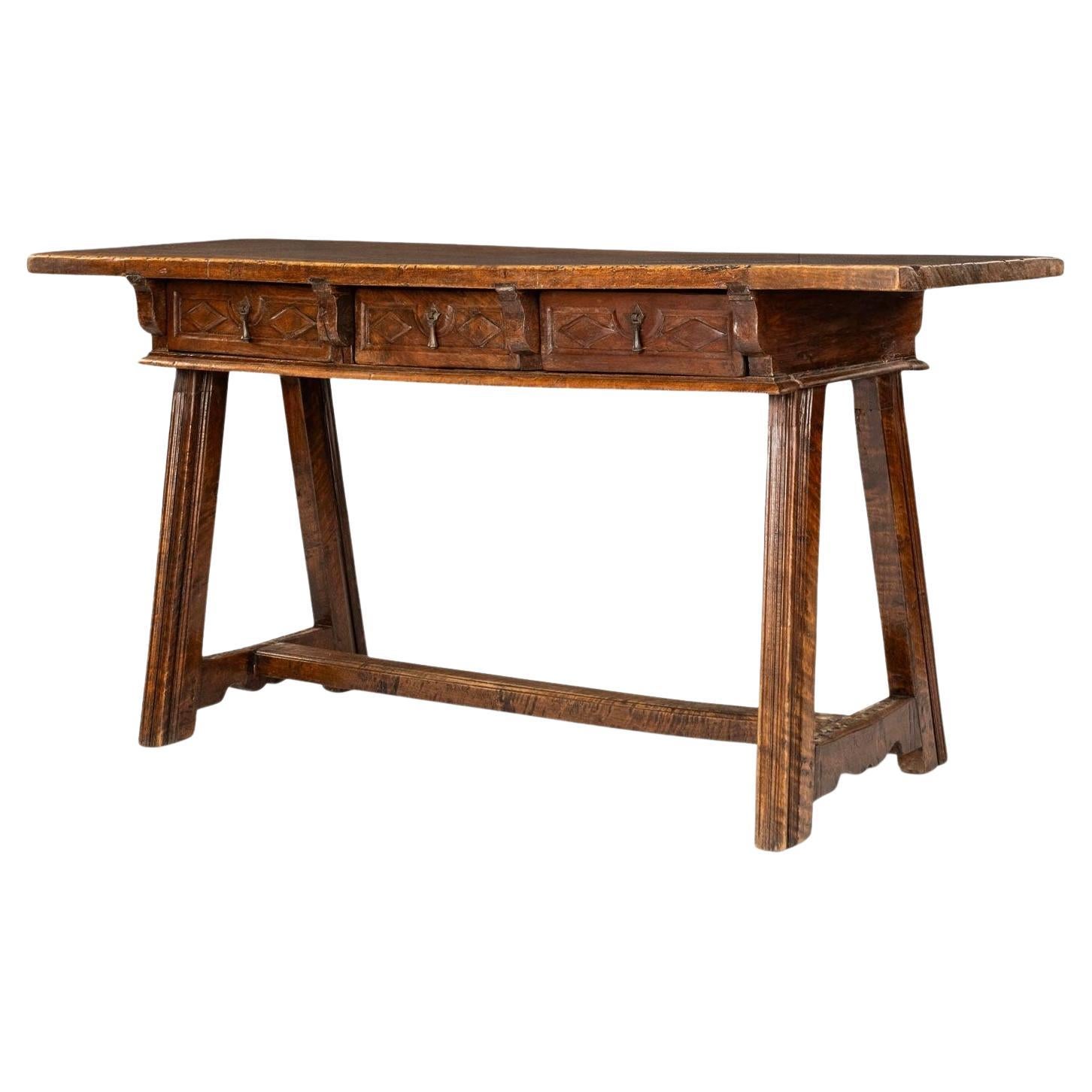 Table à écrire en noyer du XVIIIe siècle