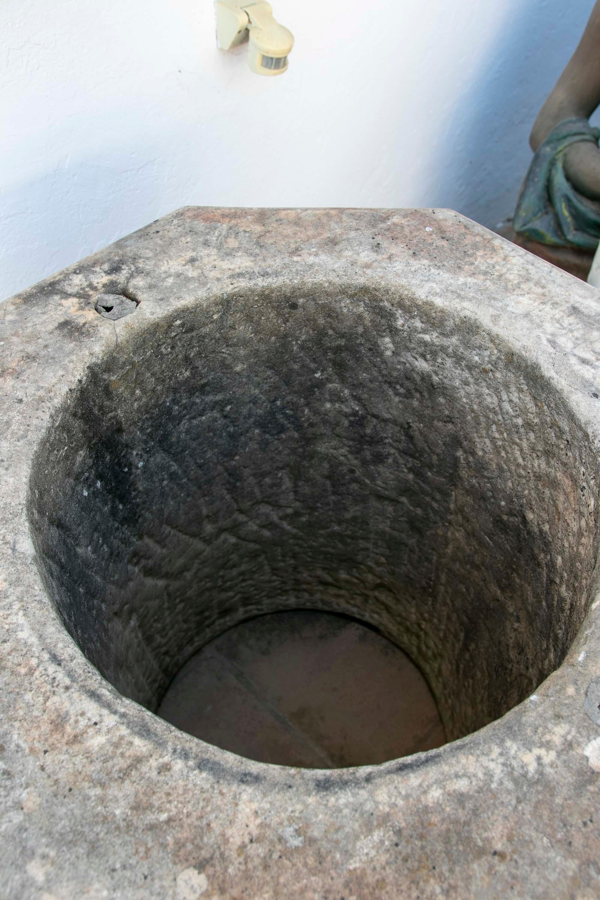 18. Jahrhundert Spanischer weißer Marmor achteckig  Brunnenauslauf im Angebot 9