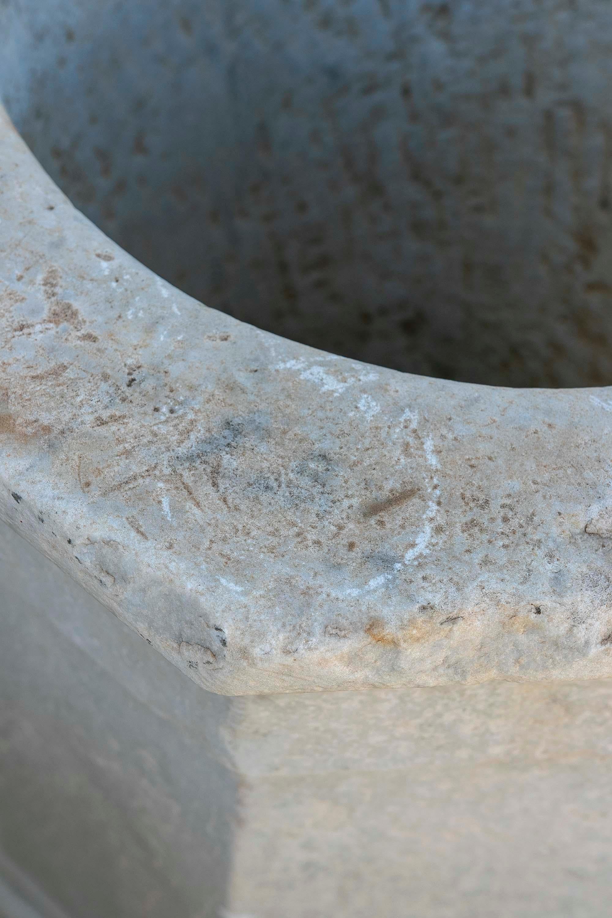18. Jahrhundert Spanischer weißer Marmor achteckig  Brunnenauslauf im Angebot 12