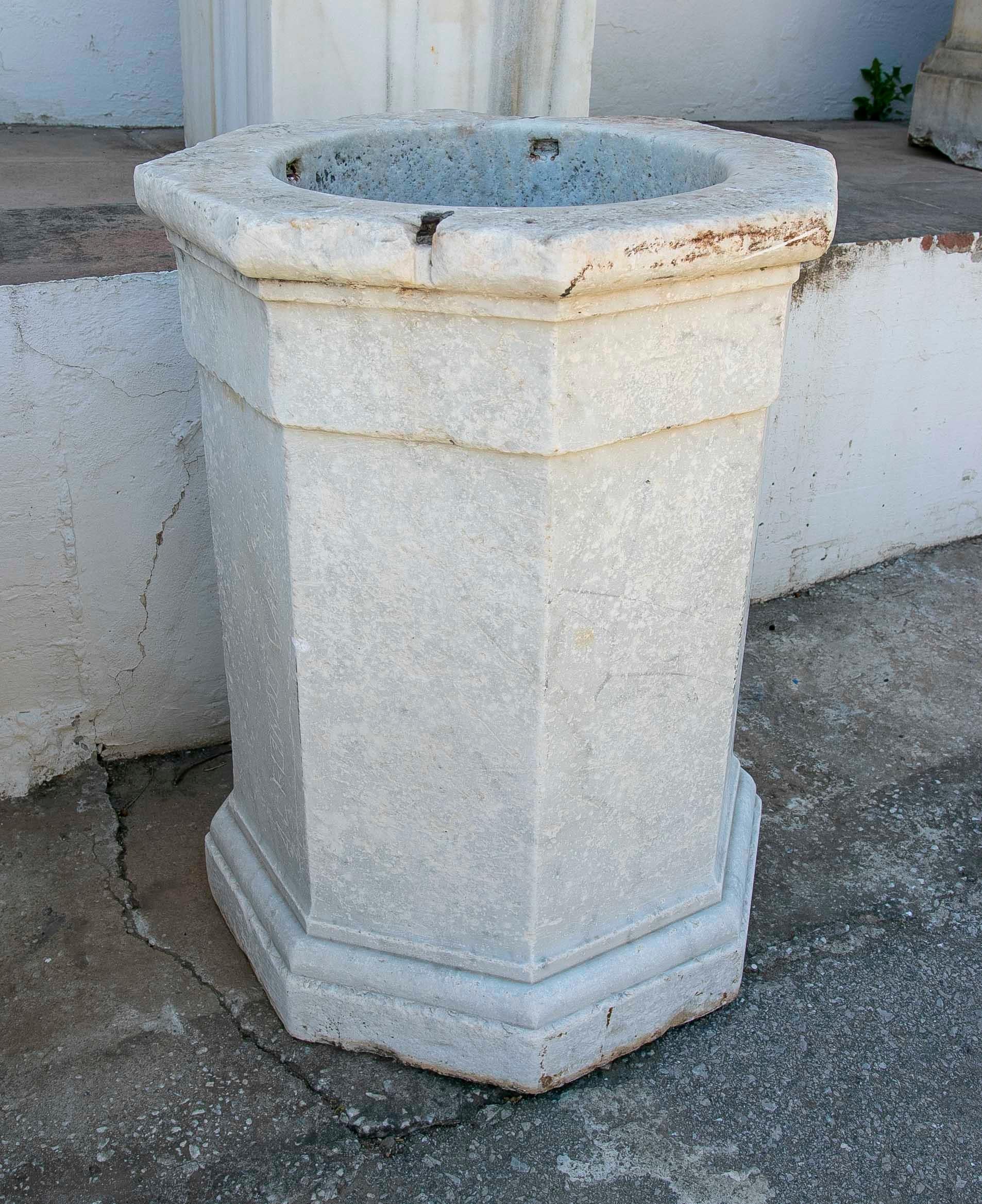18th Century Spanish White Marble Octagonal  Well Spout In Good Condition For Sale In Marbella, ES