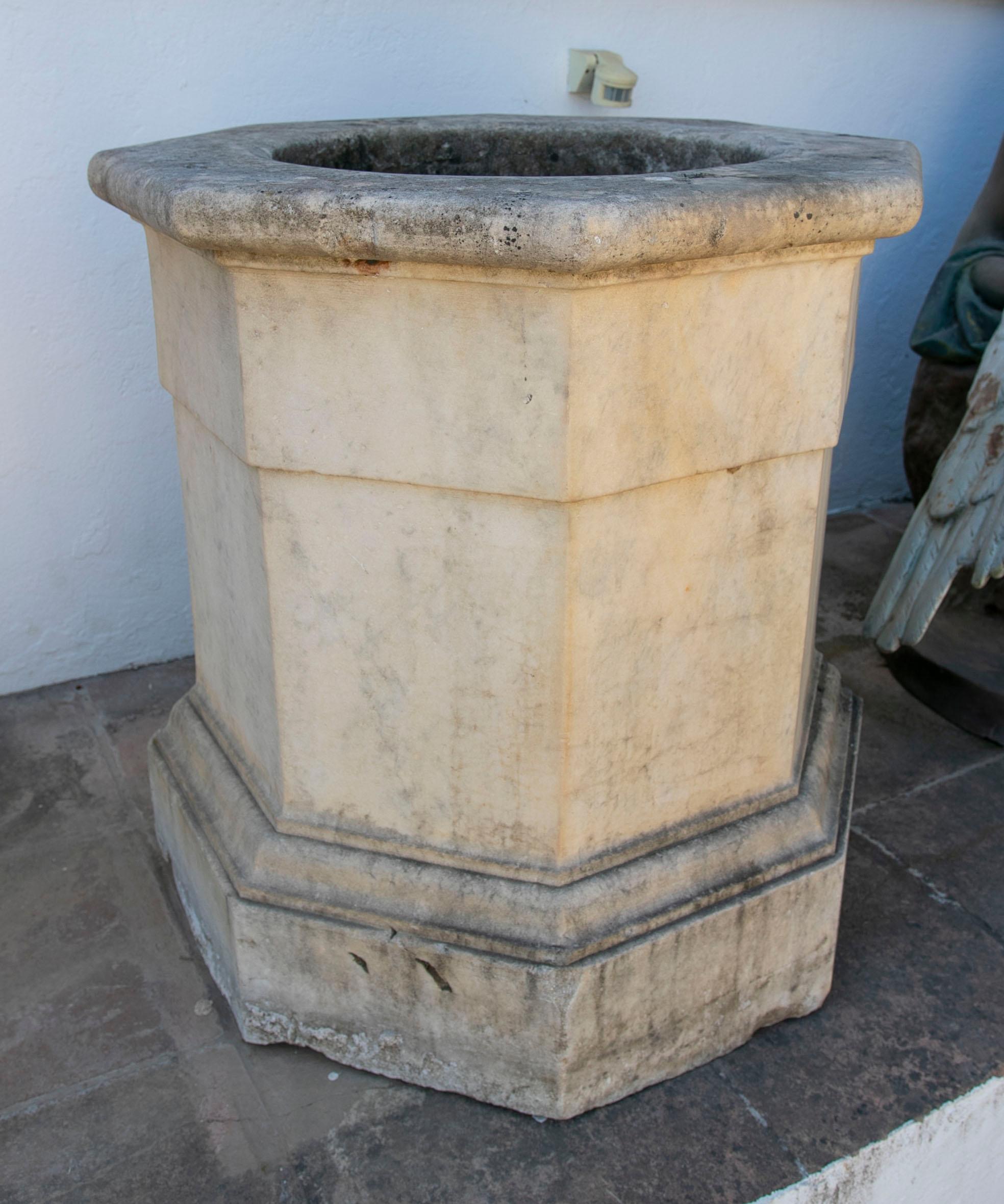 18th Century Spanish White Marble Octagonal  Well Spout In Good Condition For Sale In Marbella, ES