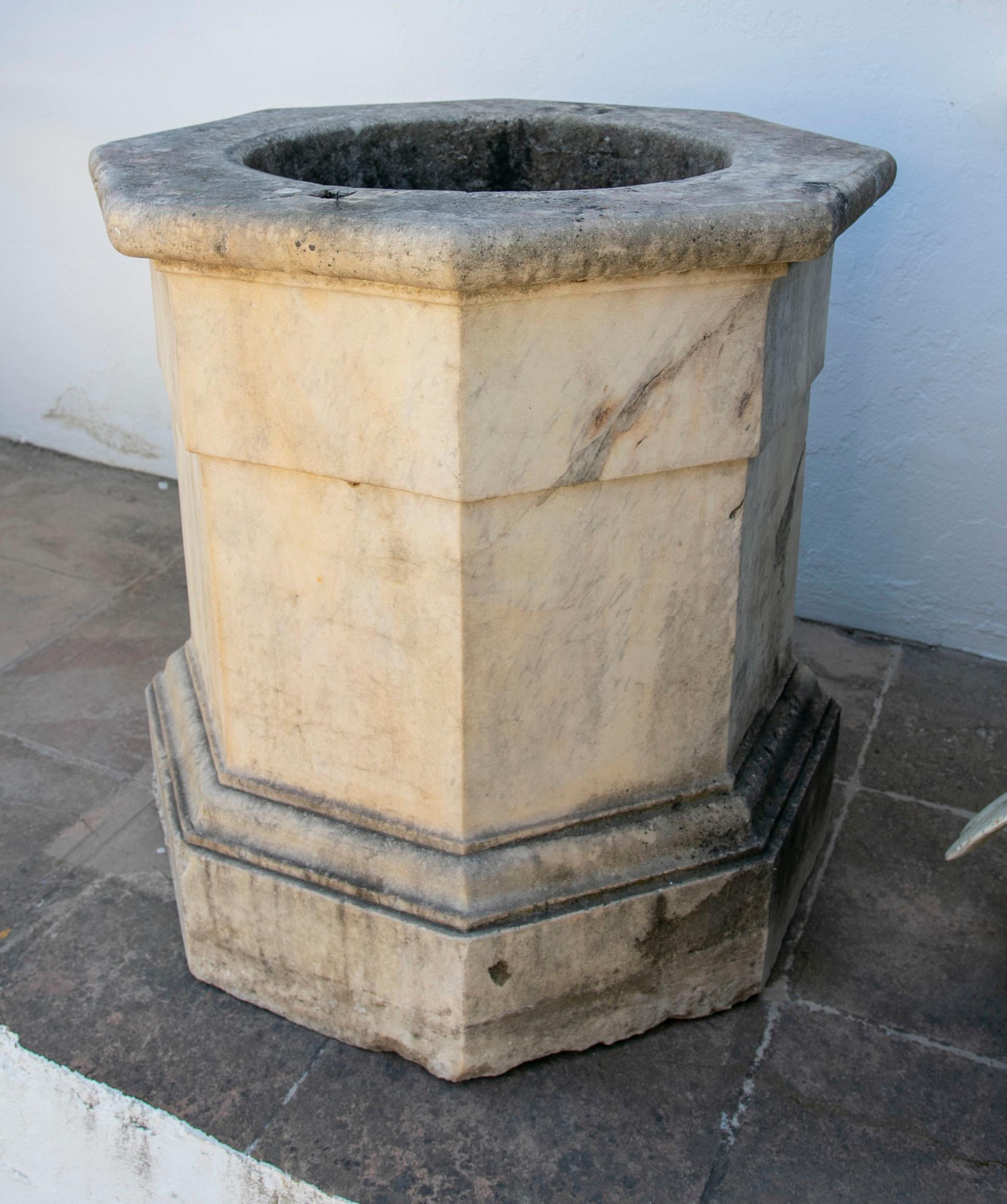 18. Jahrhundert Spanischer weißer Marmor achteckig  Brunnenauslauf (18. Jahrhundert und früher) im Angebot