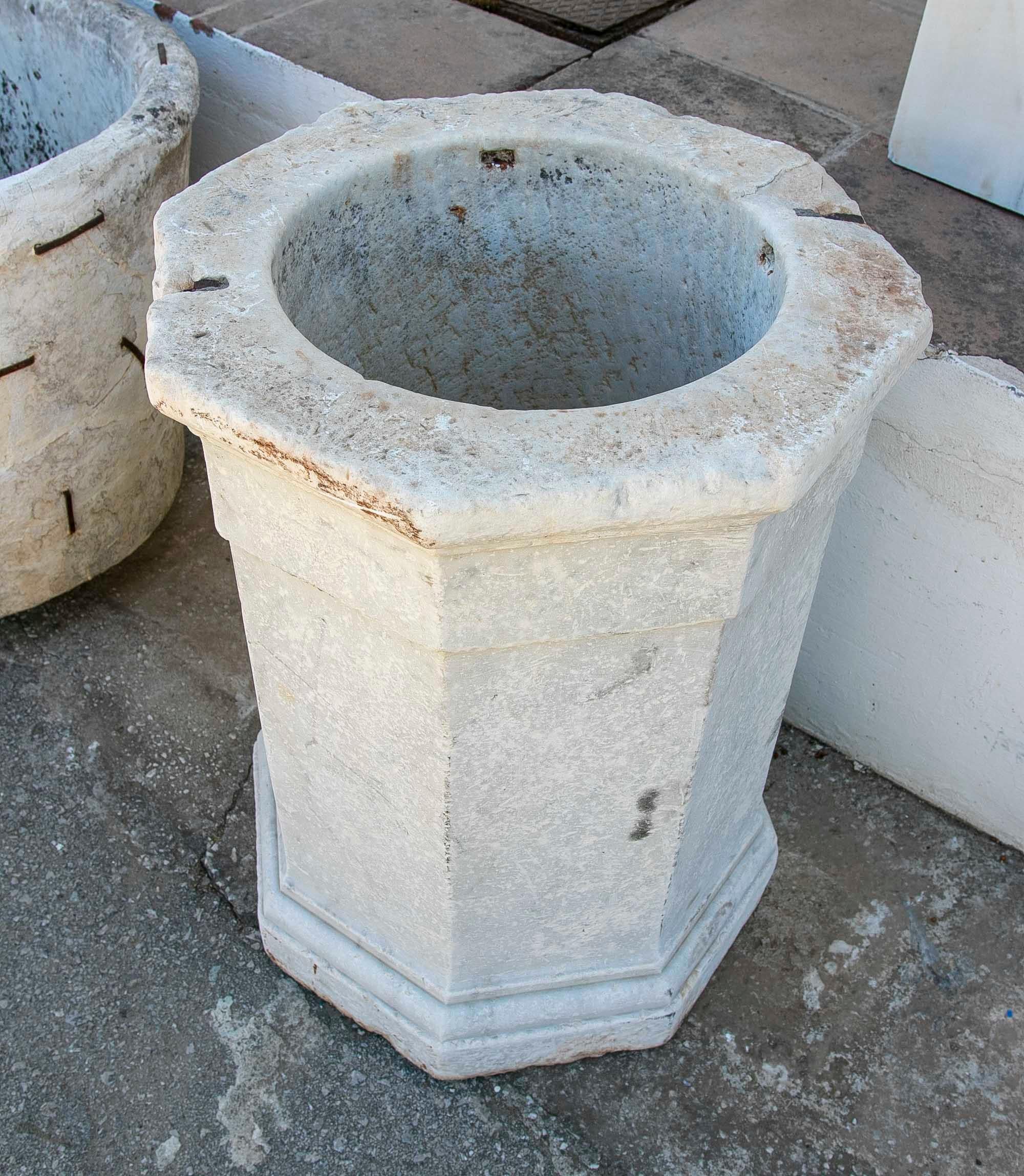 18. Jahrhundert Spanischer weißer Marmor achteckig  Brunnenauslauf im Angebot 1
