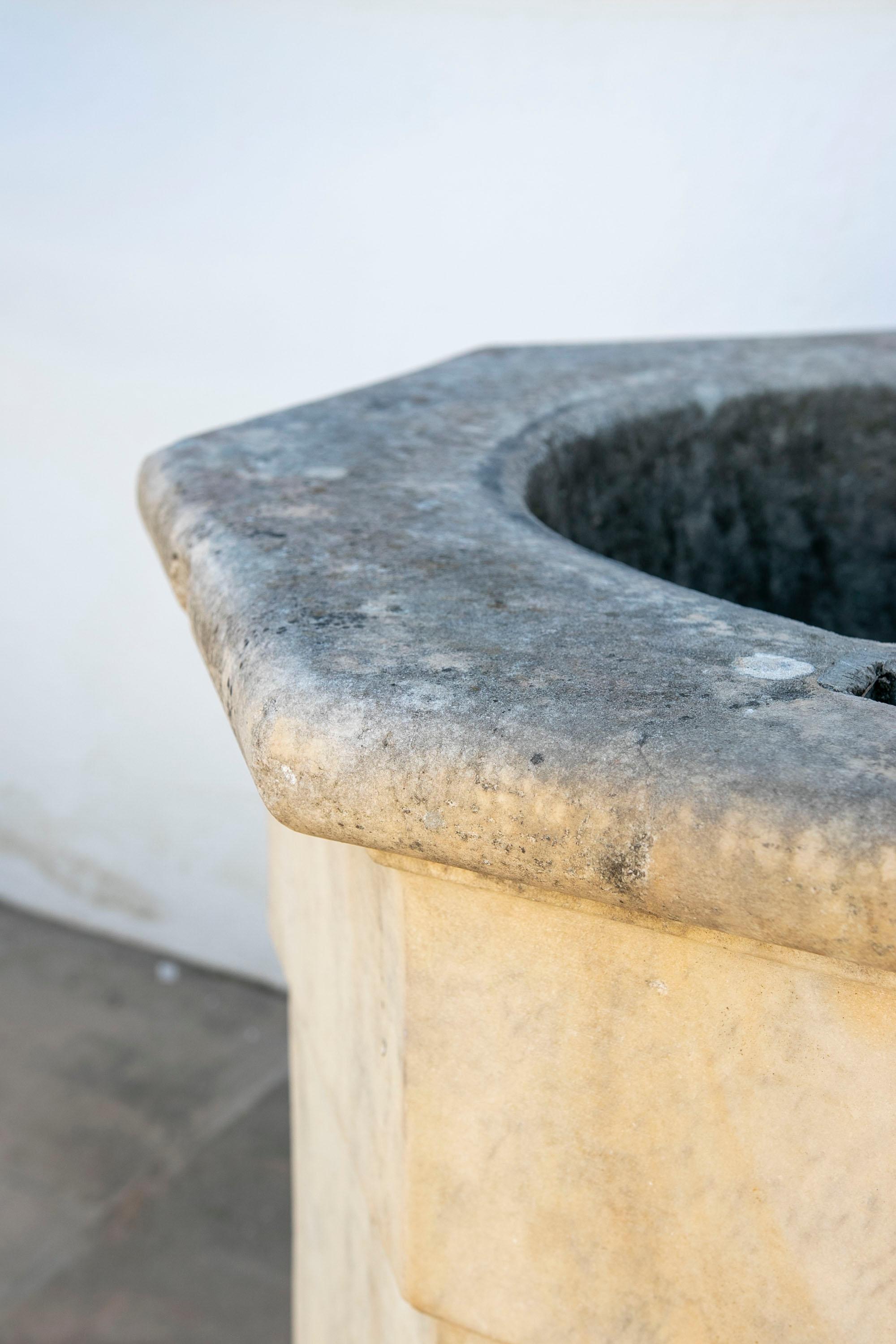 18. Jahrhundert Spanischer weißer Marmor achteckig  Brunnenauslauf im Angebot 1