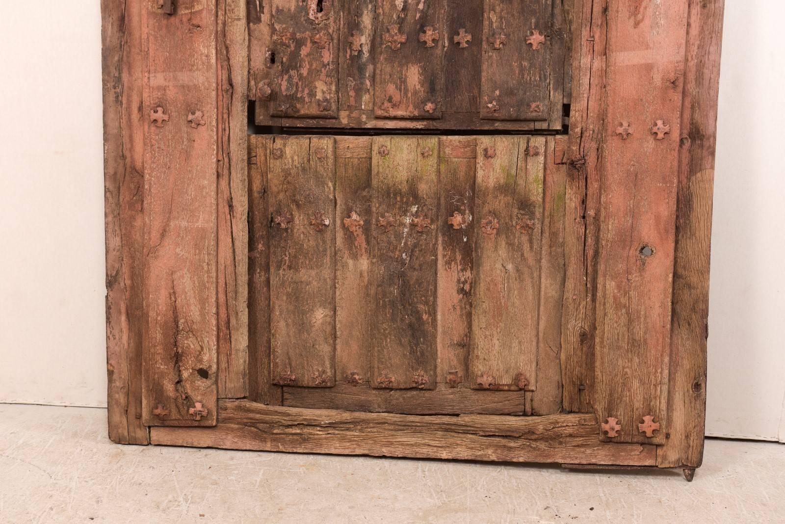 Patiné Porte fendu en bois et en fer espagnol du 18ème siècle dans son boîtier d'origine en vente