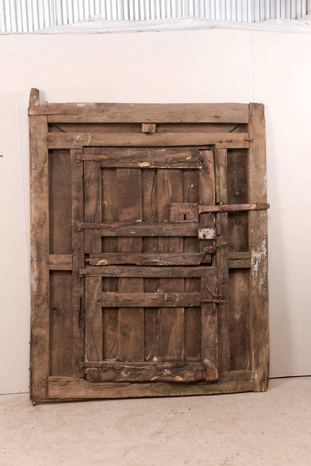 Spanische geteilte Tür aus Holz und Eisen aus dem 18. Jahrhundert mit originalem Gehäuse (Patiniert) im Angebot