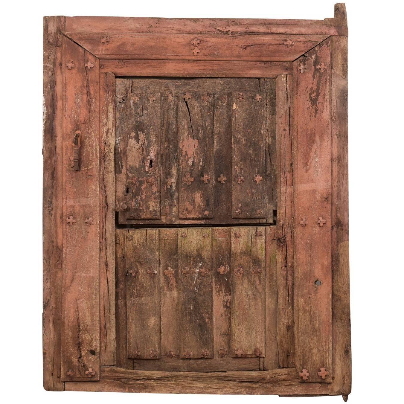 Spanische geteilte Tür aus Holz und Eisen aus dem 18. Jahrhundert mit originalem Gehäuse im Angebot