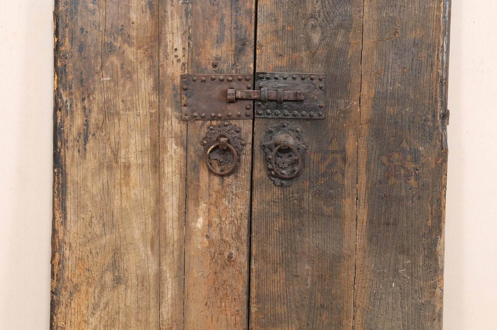 Sculpté portes espagnoles en bois du 18ème siècle avec accents et quincaillerie en fer d'origine