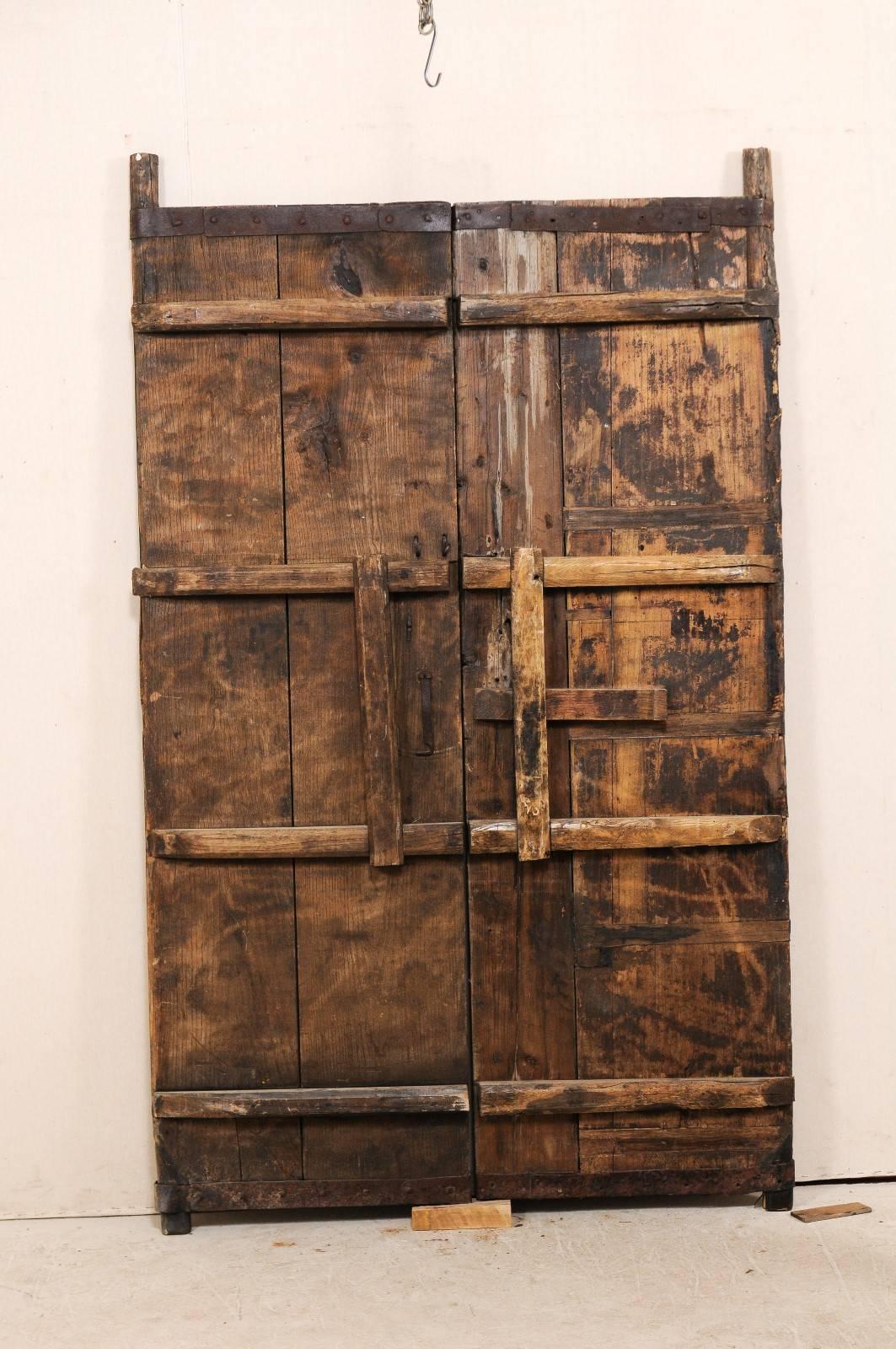 portes espagnoles en bois du 18ème siècle avec accents et quincaillerie en fer d'origine 1