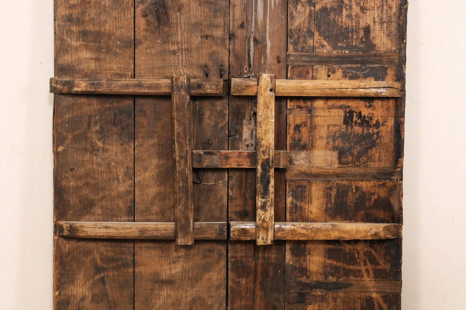 portes espagnoles en bois du 18ème siècle avec accents et quincaillerie en fer d'origine 2