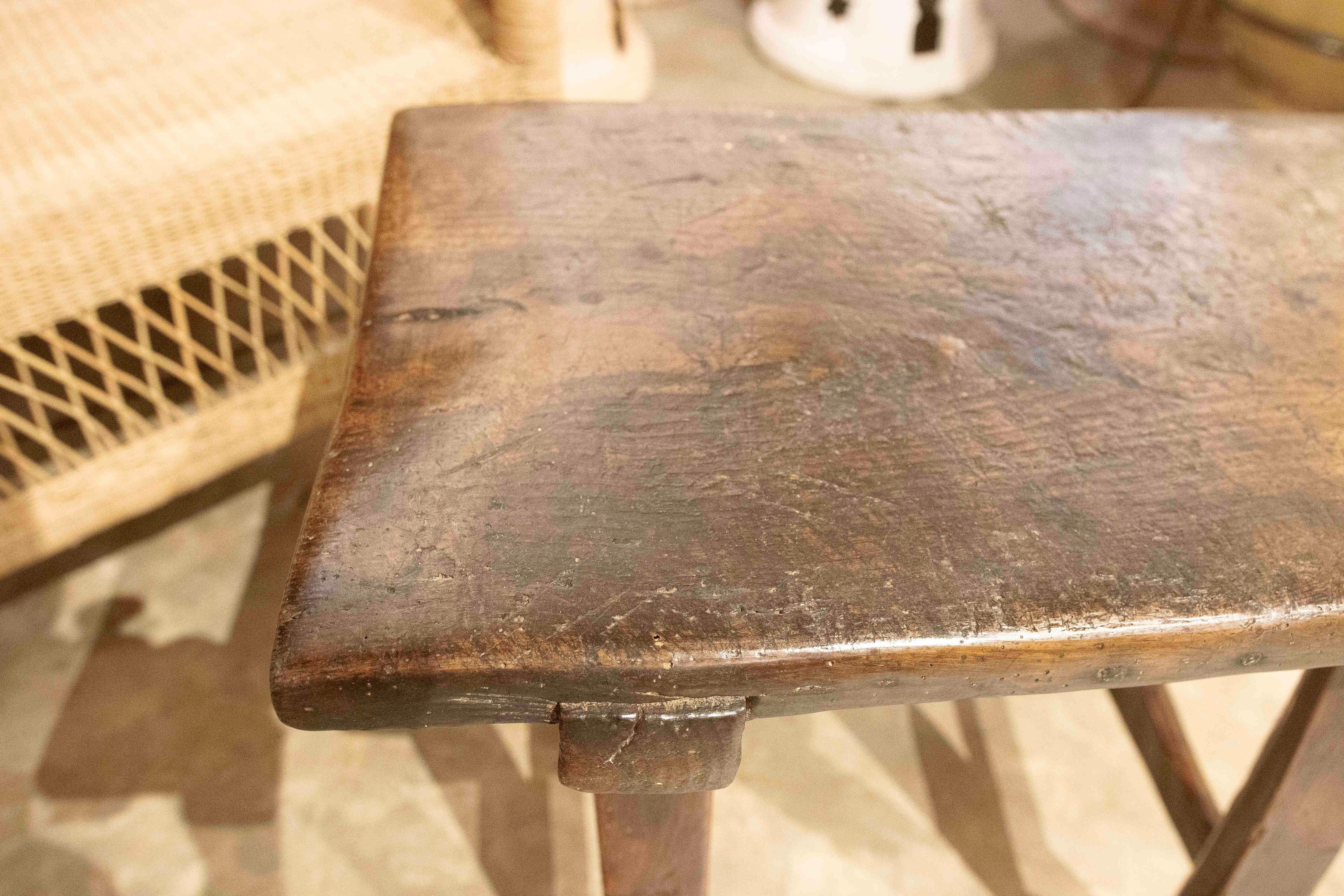 Banc en bois espagnol du XVIIIe siècle en vente 5
