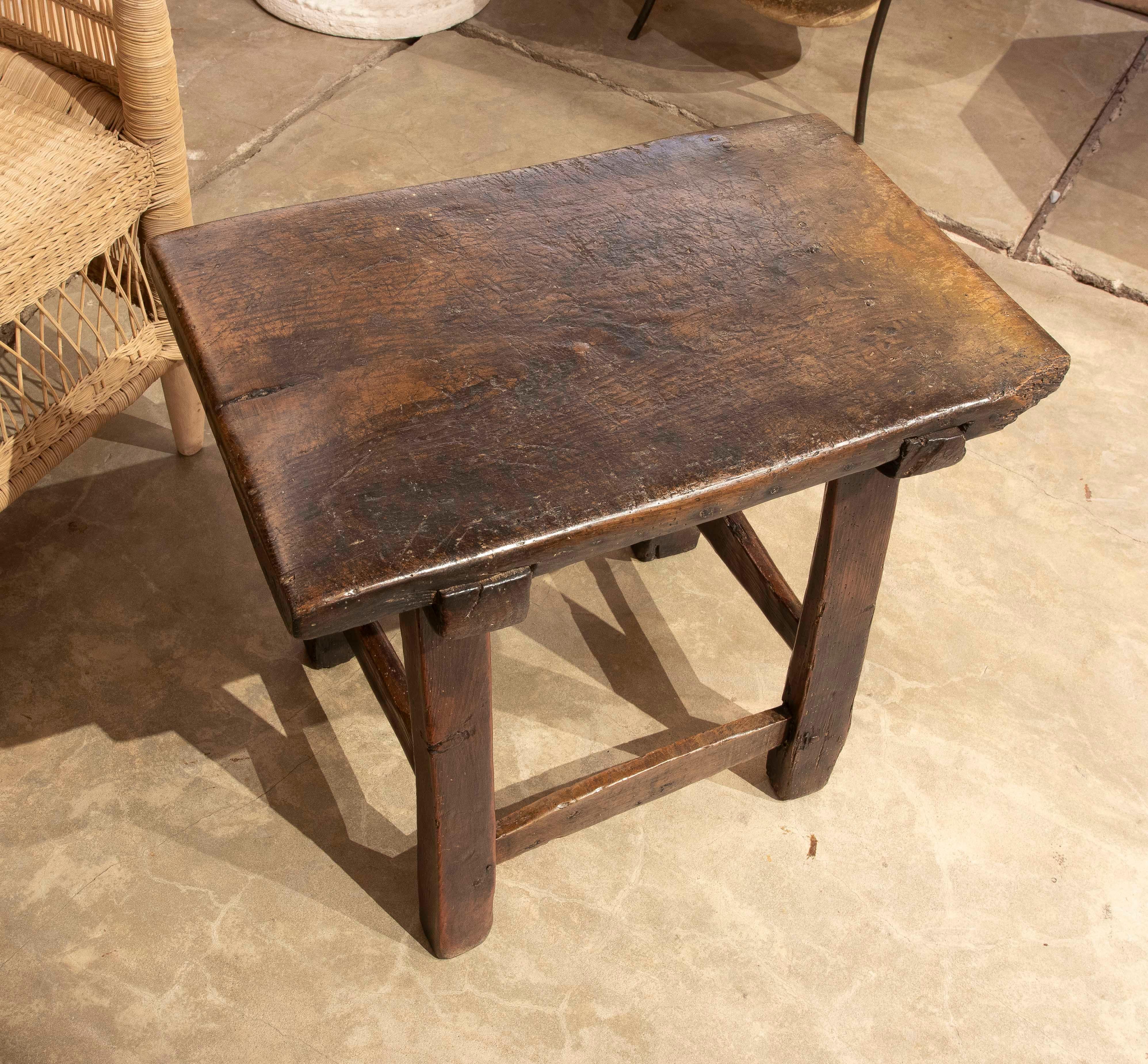 Banc en bois espagnol du XVIIIe siècle en vente 2