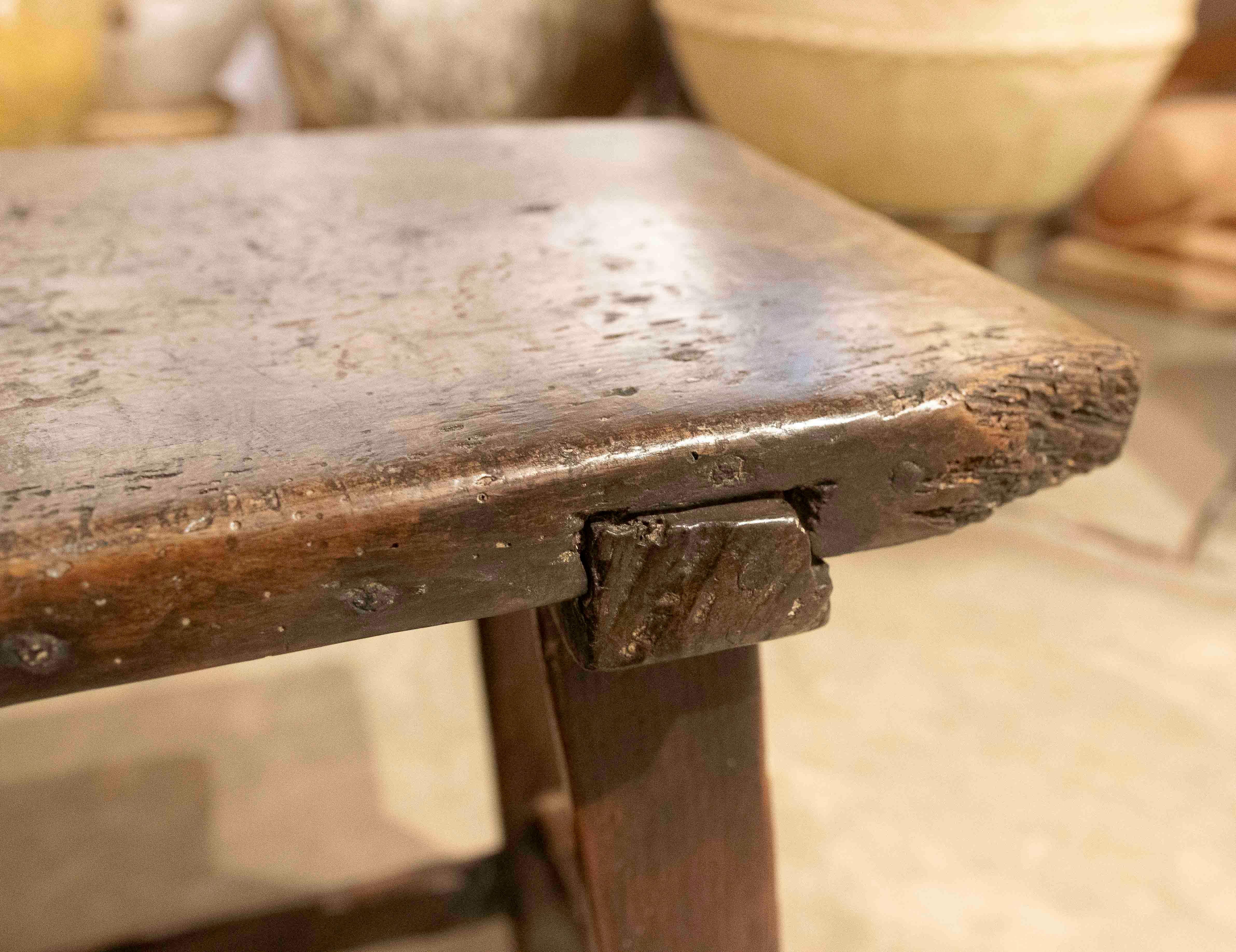 Banc en bois espagnol du XVIIIe siècle en vente 3