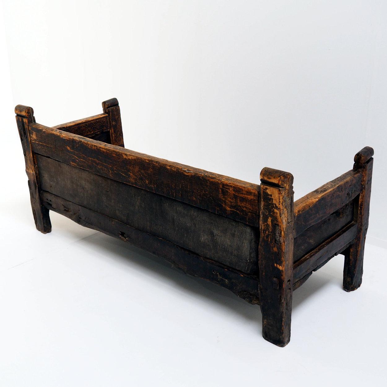 18th Century Spanish Wooden Bench with Wonderful Patina In Fair Condition For Sale In Beerse, VAN
