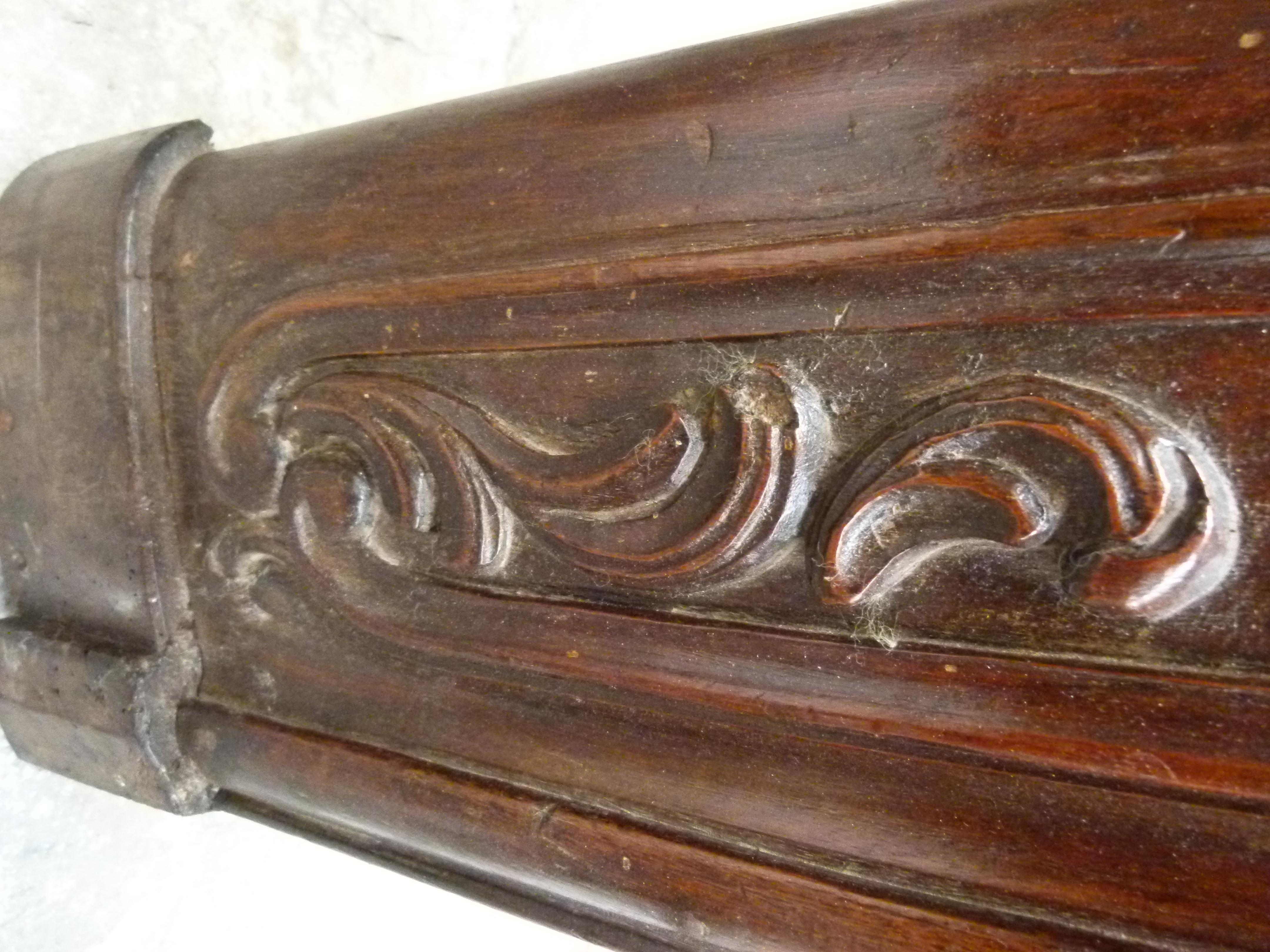 Louis XVI Stil Holz geschnitzt Kamin Mantel im Zustand „Starke Gebrauchsspuren“ im Angebot in Vulpellac, Girona