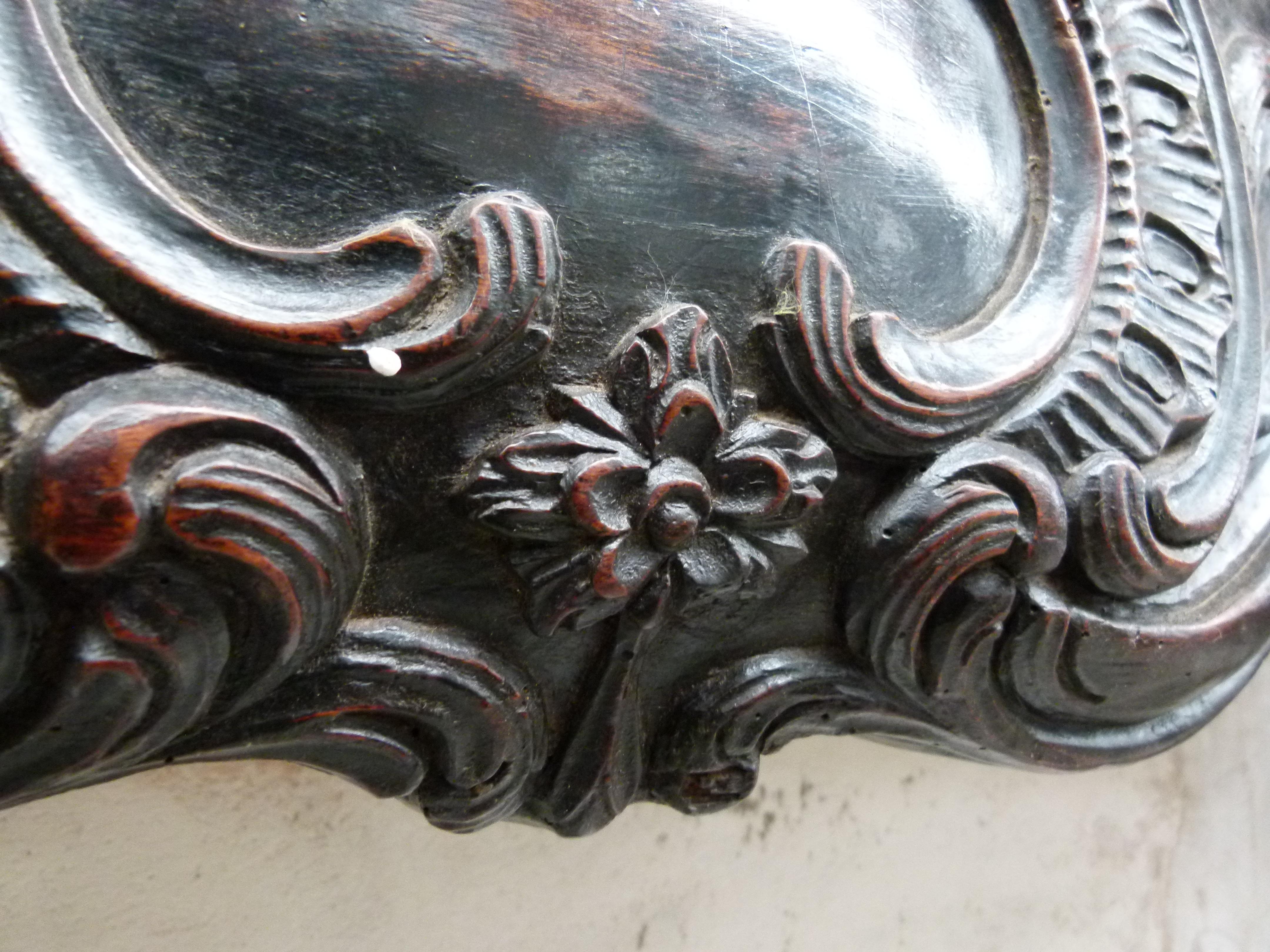 Cheminée sculptée en bois de style Louis XVI en vente 3