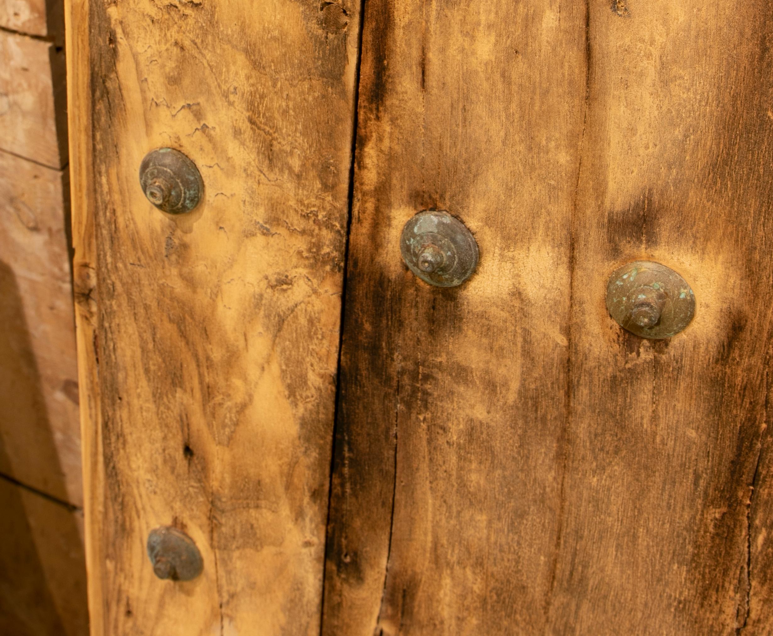 18th Century Spanish Wooden Door with Bronze Nail Decoration In Good Condition In Marbella, ES