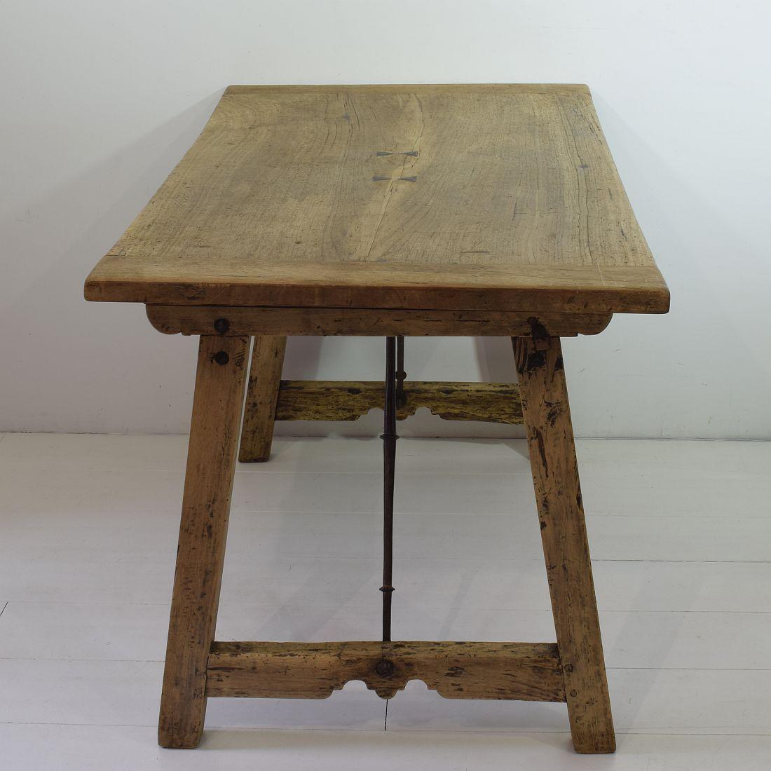 18th Century Spanish Wooden Folding Table/ Writing Desk In Good Condition In Buisson, FR