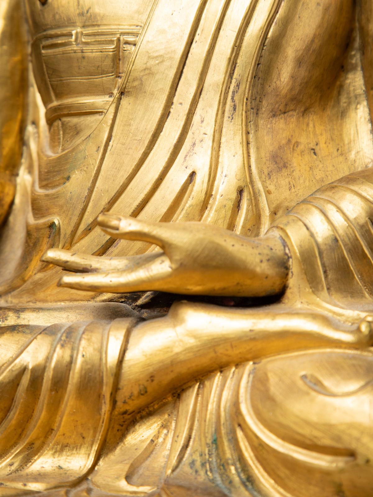 XVIIIe siècle Statue spéciale de Bouddha tibétain du XVIIIe siècle en Bhumisparsha Mudra en vente 8