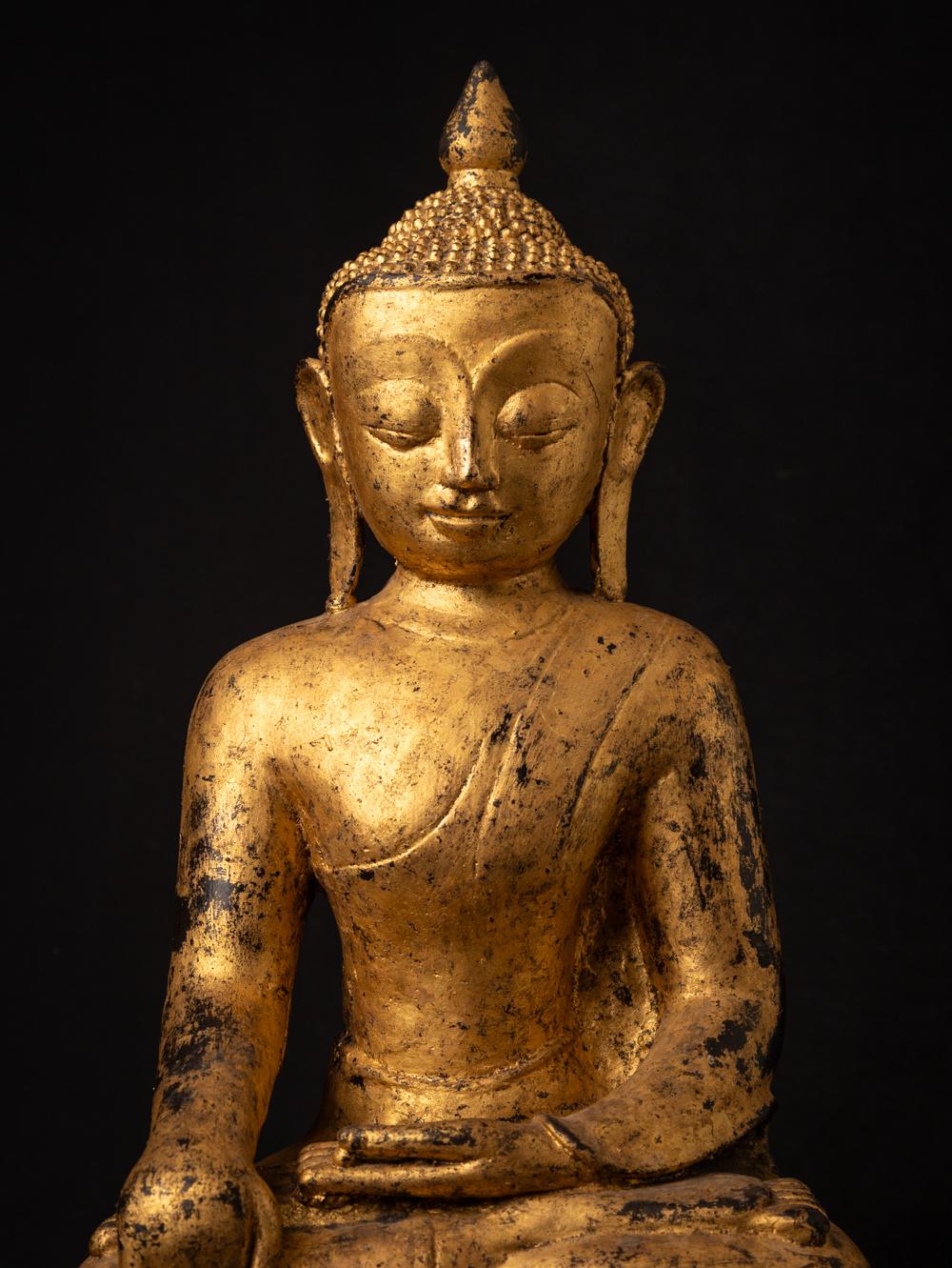 Ce bouddha birman en bronze ancien du XVIIIe siècle est une pièce de collection vraiment unique et spéciale. D'une hauteur de 58 cm, d'une largeur de 36 cm et d'une profondeur de 24,8 cm, il est en bronze et a été doré à la feuille d'or 24 krt, ce