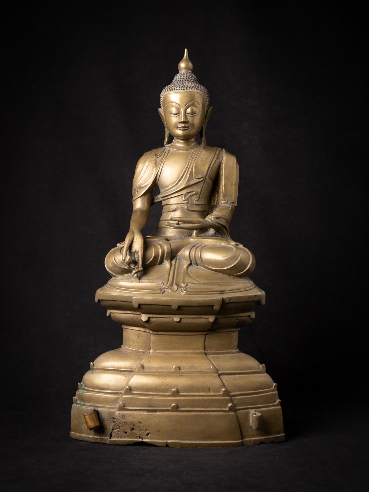 Diese exquisite antike burmesische Buddha-Statue aus Bronze hat eine Höhe von 50,9 cm, eine Breite von 26,4 cm und eine Tiefe von 16,4 cm und wiegt 7,65 kg. Sie wurde im 18. Jahrhundert hergestellt und spiegelt die reiche künstlerische Tradition von