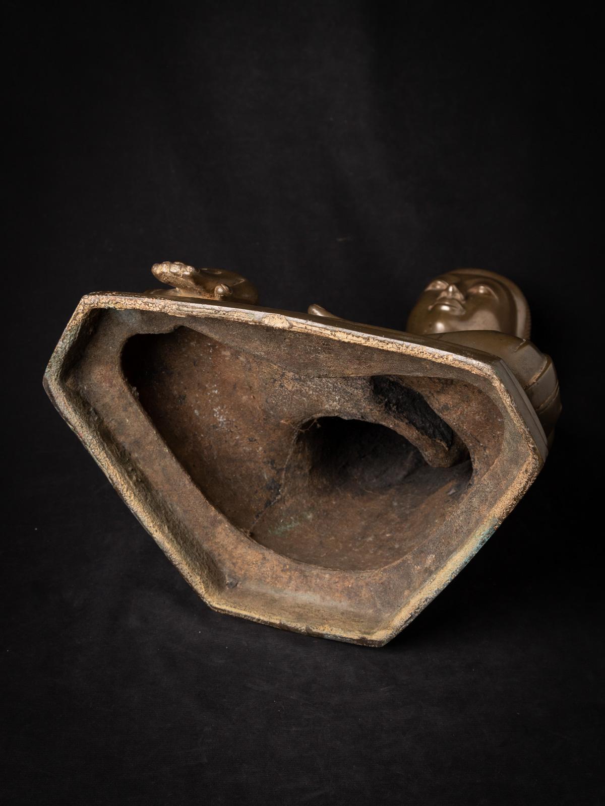 Cette statue de Bouddha birman en bronze ancien est un chef-d'œuvre exceptionnel du XVIIIe siècle réalisé dans le style Amarapura en Birmanie (Myanmar). Réalisée en bronze fin, la statue mesure 48,5 cm de haut, 36,3 cm de large et 25,7 cm de