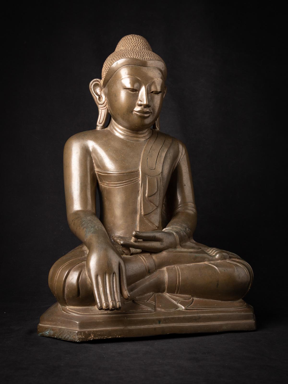 XVIIIe siècle et antérieur statue de Bouddha birman en bronze ancien spéciale du 18e siècle de Birmanie en vente