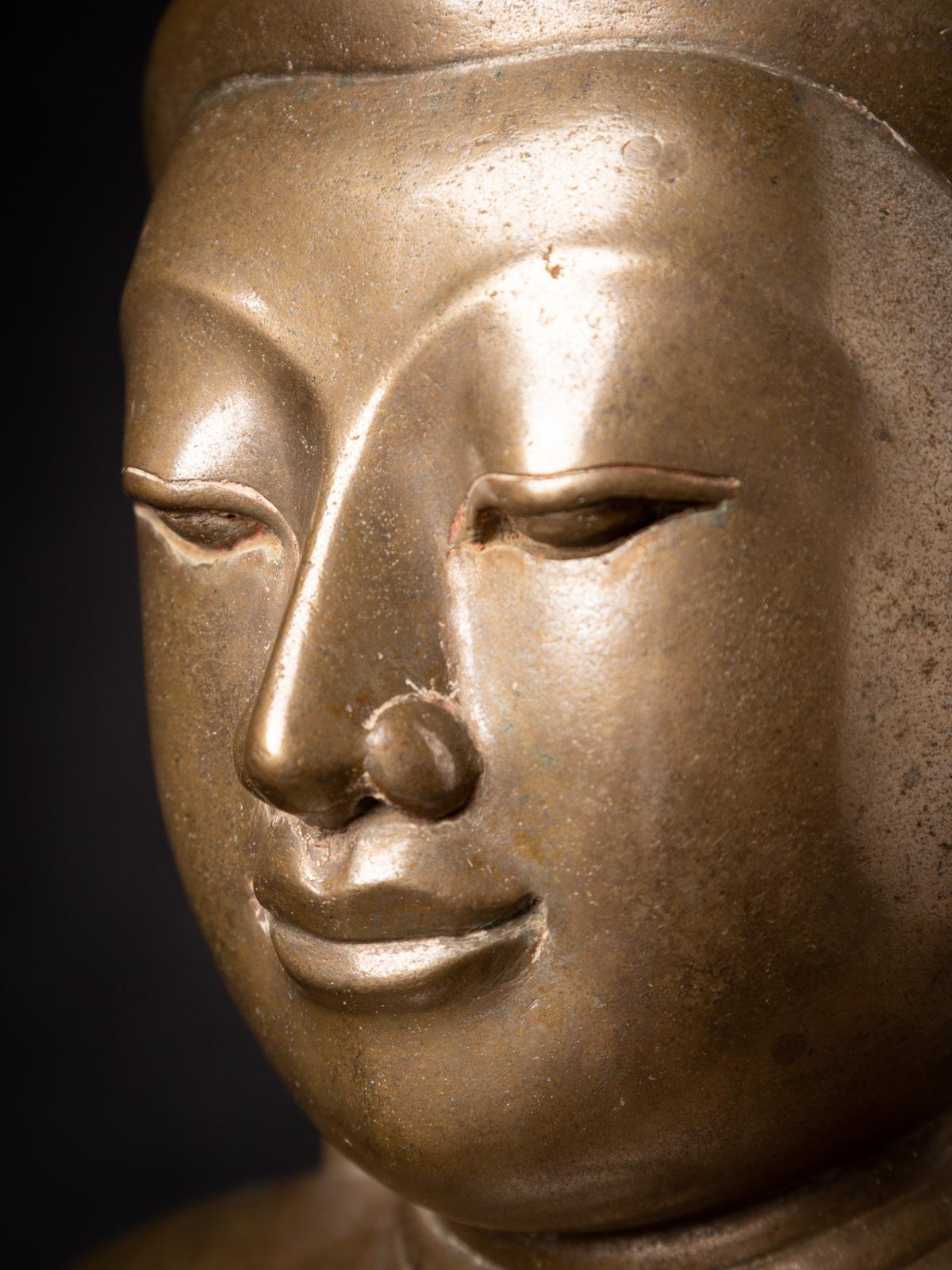 statue de Bouddha birman en bronze ancien spéciale du 18e siècle de Birmanie en vente 3