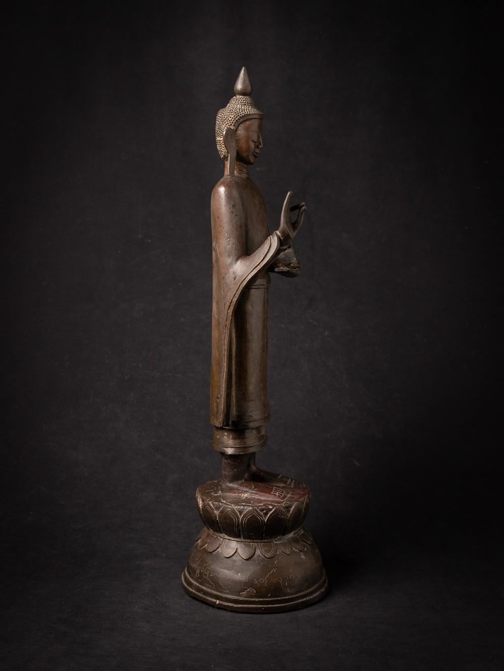 Special antique bronze Burmese Shan Buddha
Material : bronze
62 cm high
18,6 cm wide and 18,3 cm deep
Shan (Tai Yai) style
Vitarka mudra
18th century
With inscriptions in the base, probably the family name of the donor of the Buddha
Exceptional high