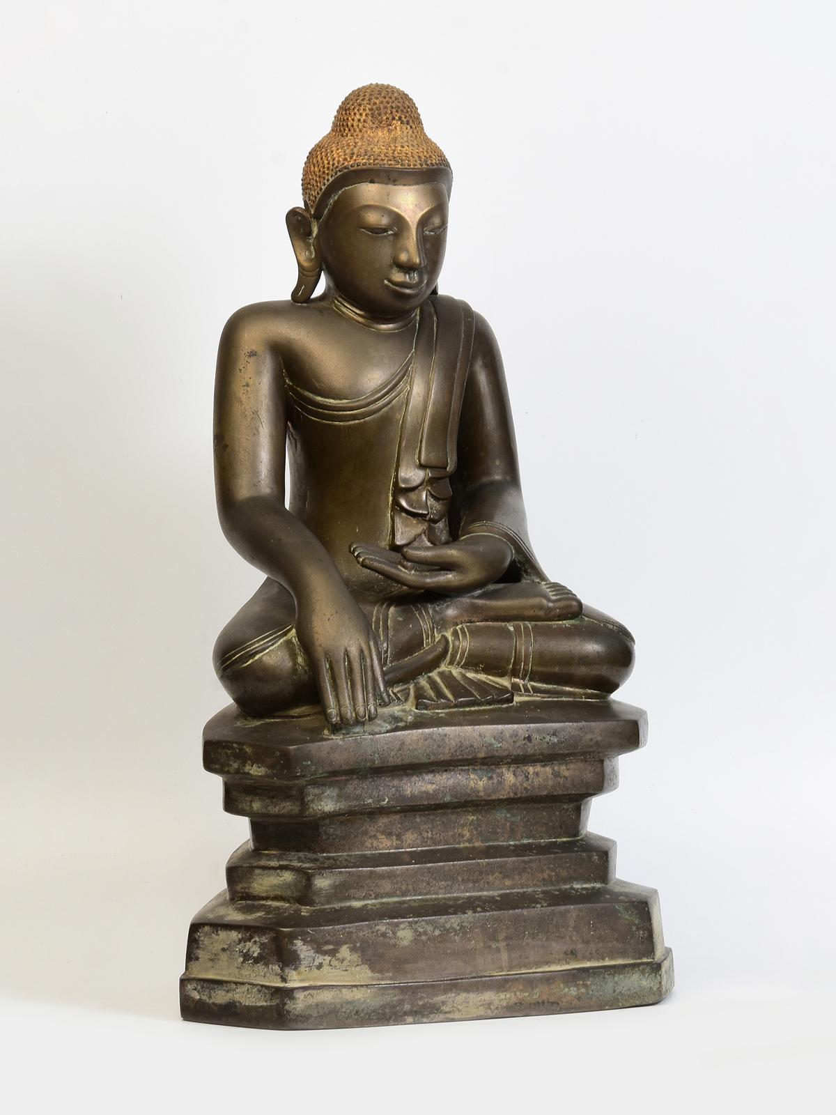 Besonderer burmesischer Buddha aus Bronze des 18. Jahrhunderts aus dem Amarapura in Nepal (Birmanisch) im Angebot