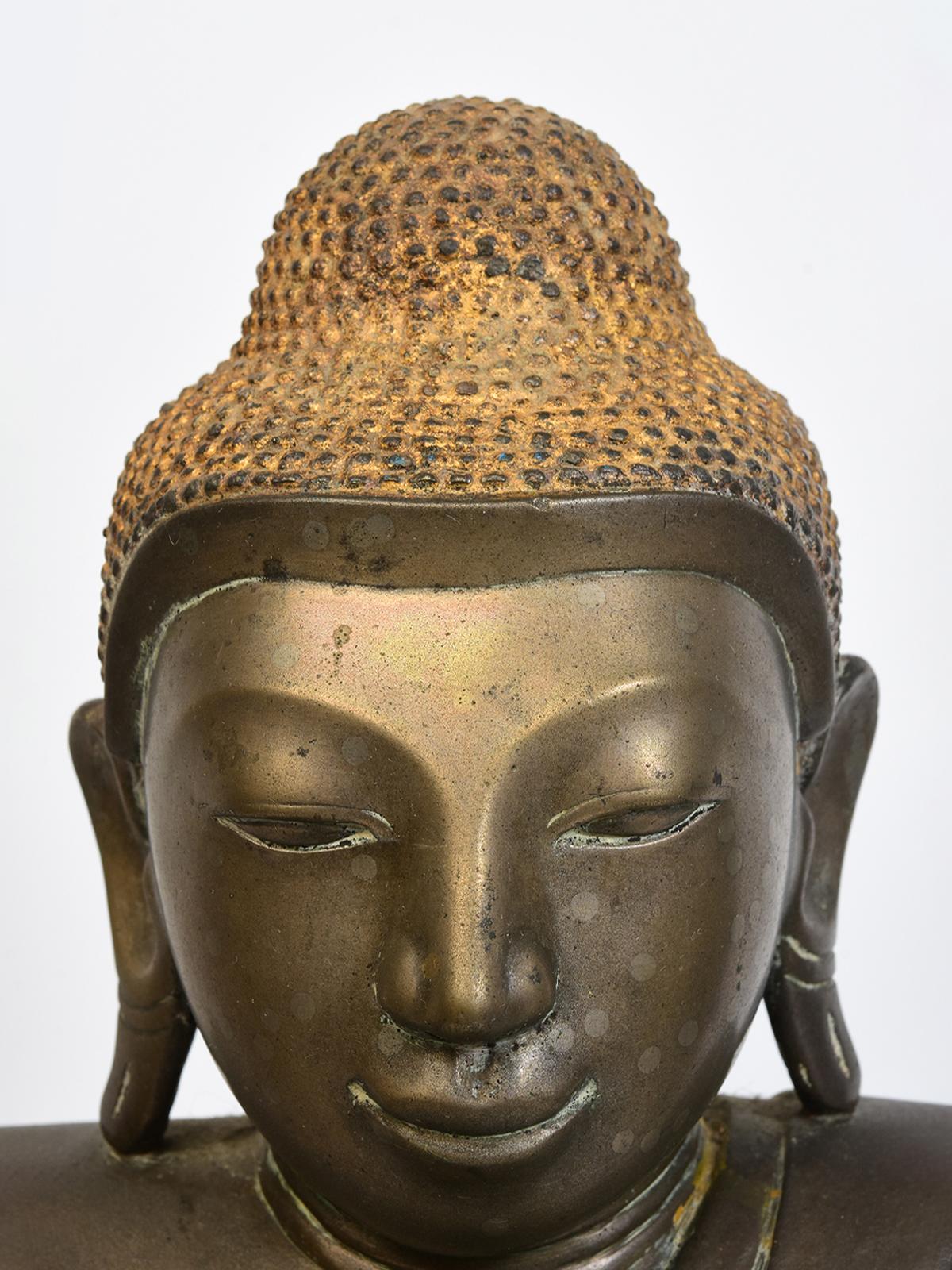 Besonderer burmesischer Buddha aus Bronze des 18. Jahrhunderts aus dem Amarapura in Nepal (18. Jahrhundert und früher) im Angebot