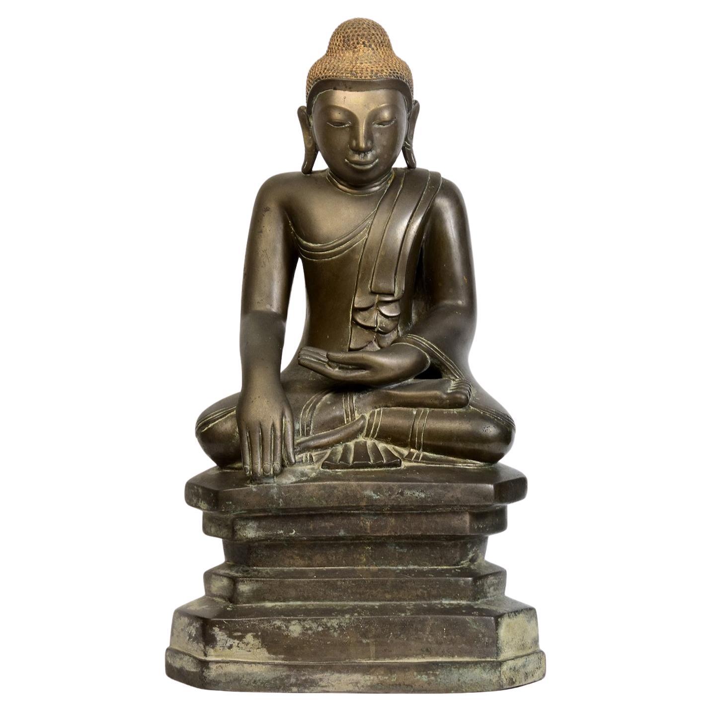 Besonderer burmesischer Buddha aus Bronze des 18. Jahrhunderts aus dem Amarapura in Nepal im Angebot