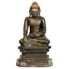 Besonderer burmesischer Buddha aus Bronze des 18. Jahrhunderts aus dem Amarapura in Nepal