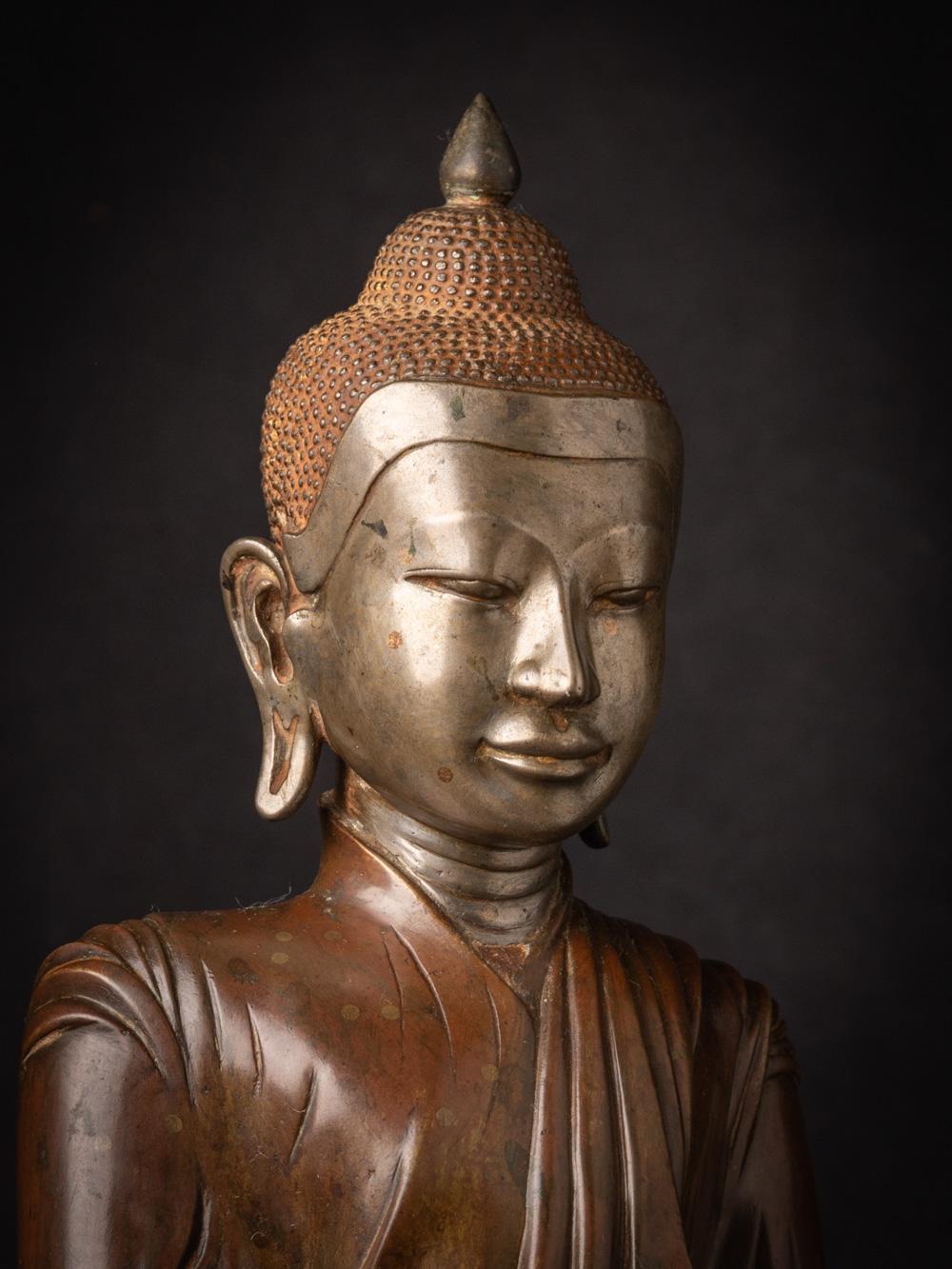 18th century special bronze Burmese Buddha statue in Amarapura style from Burma For Sale 5