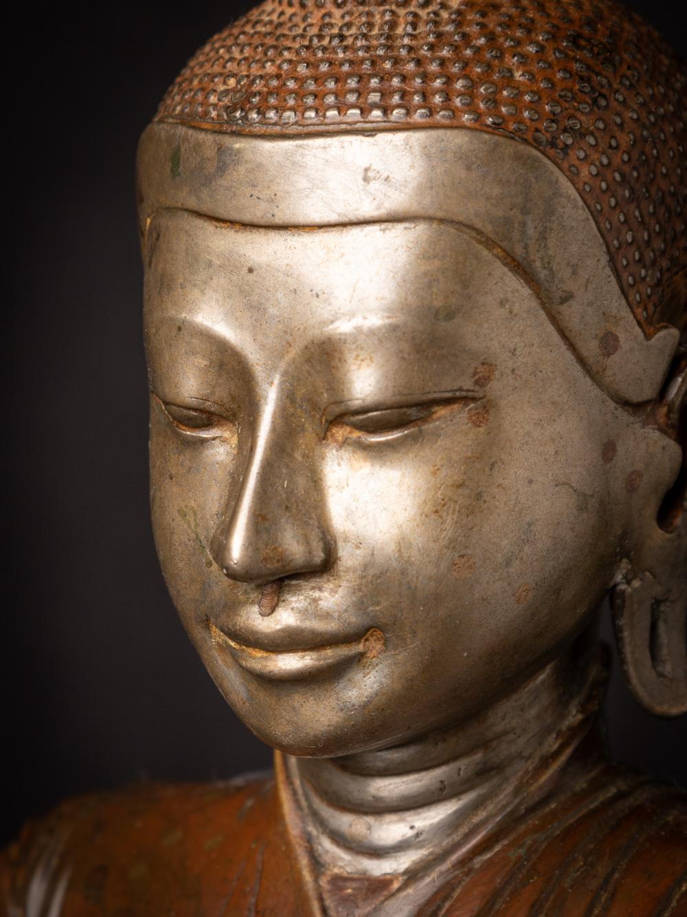 18th century special bronze Burmese Buddha statue in Amarapura style from Burma For Sale 10