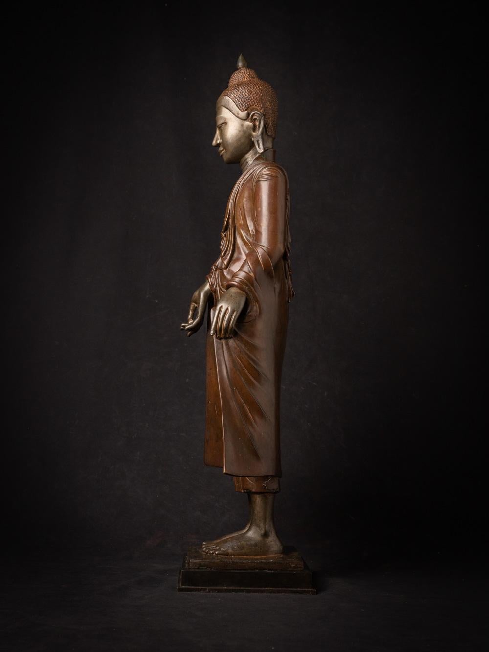18th century special bronze Burmese Buddha statue in Amarapura style from Burma In Good Condition In DEVENTER, NL