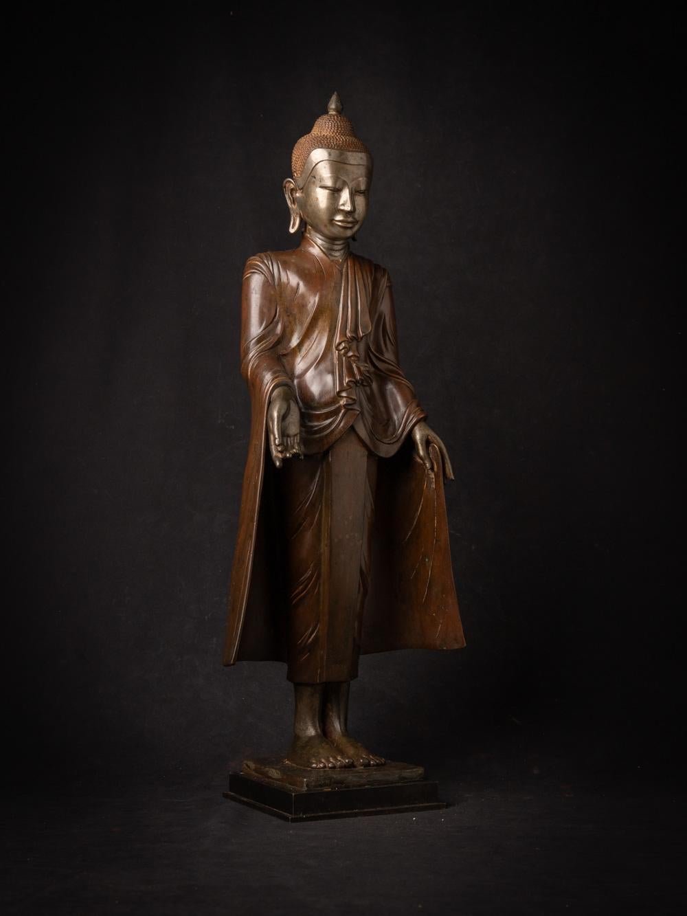 18th century special bronze Burmese Buddha statue in Amarapura style from Burma For Sale 1