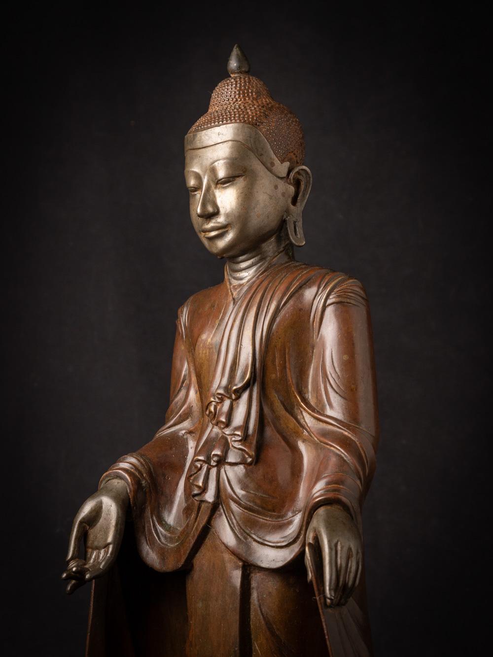 18th century special bronze Burmese Buddha statue in Amarapura style from Burma For Sale 4