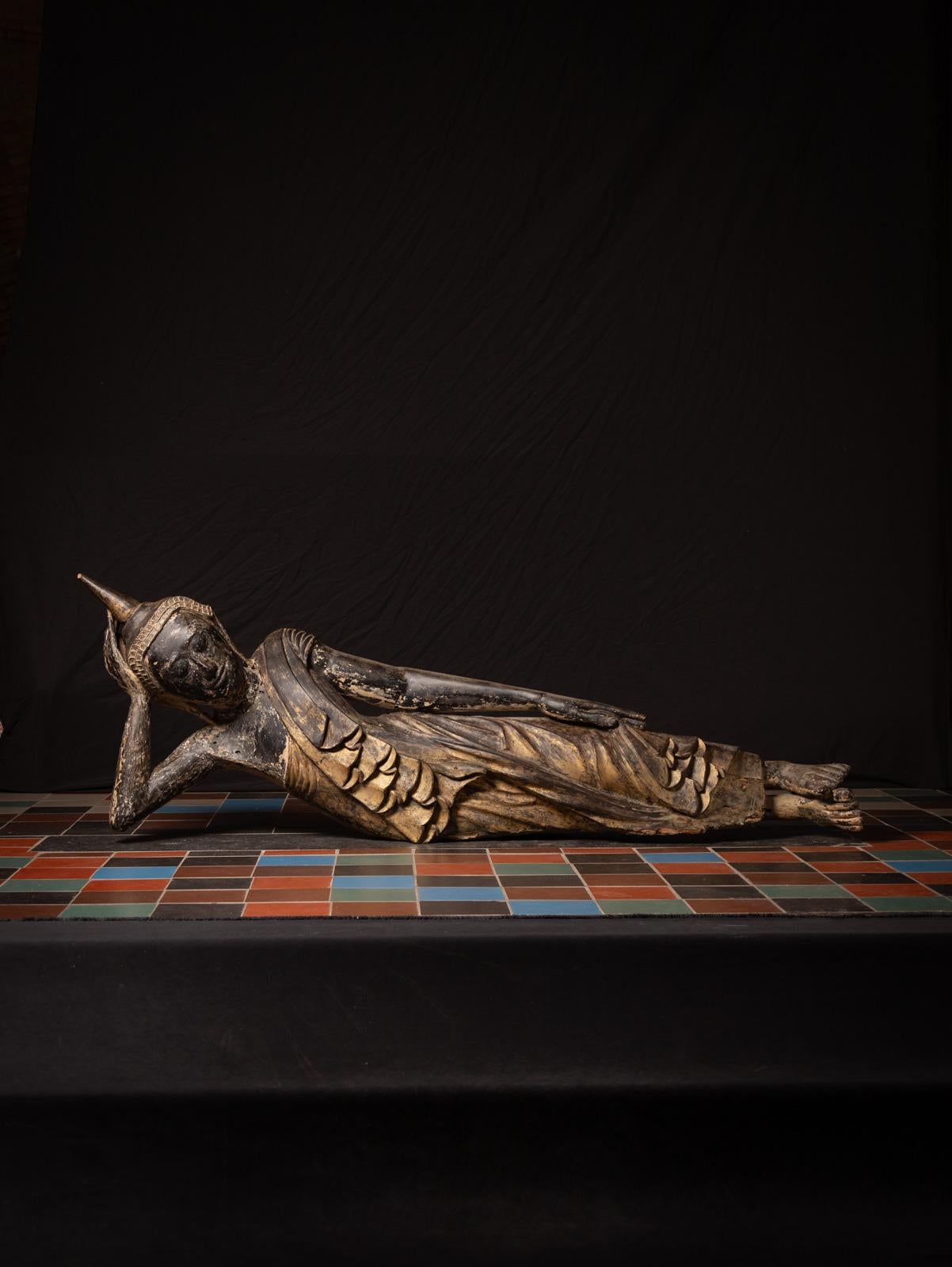 Grande statue spéciale de Bouddha birman couché

Matériau : bois
58 cm de haut
167 cm de large et 32 cm de profondeur
Avec des traces de laque d'origine et de 24 krt. Dorure
Style Amarapura
18ème siècle
D'une taille exceptionnelle, les statues de