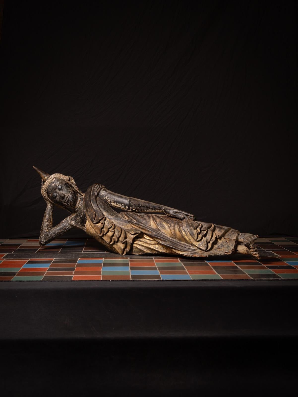 Bois Grande statue de Bouddha birman allongé du 18e siècle en vente